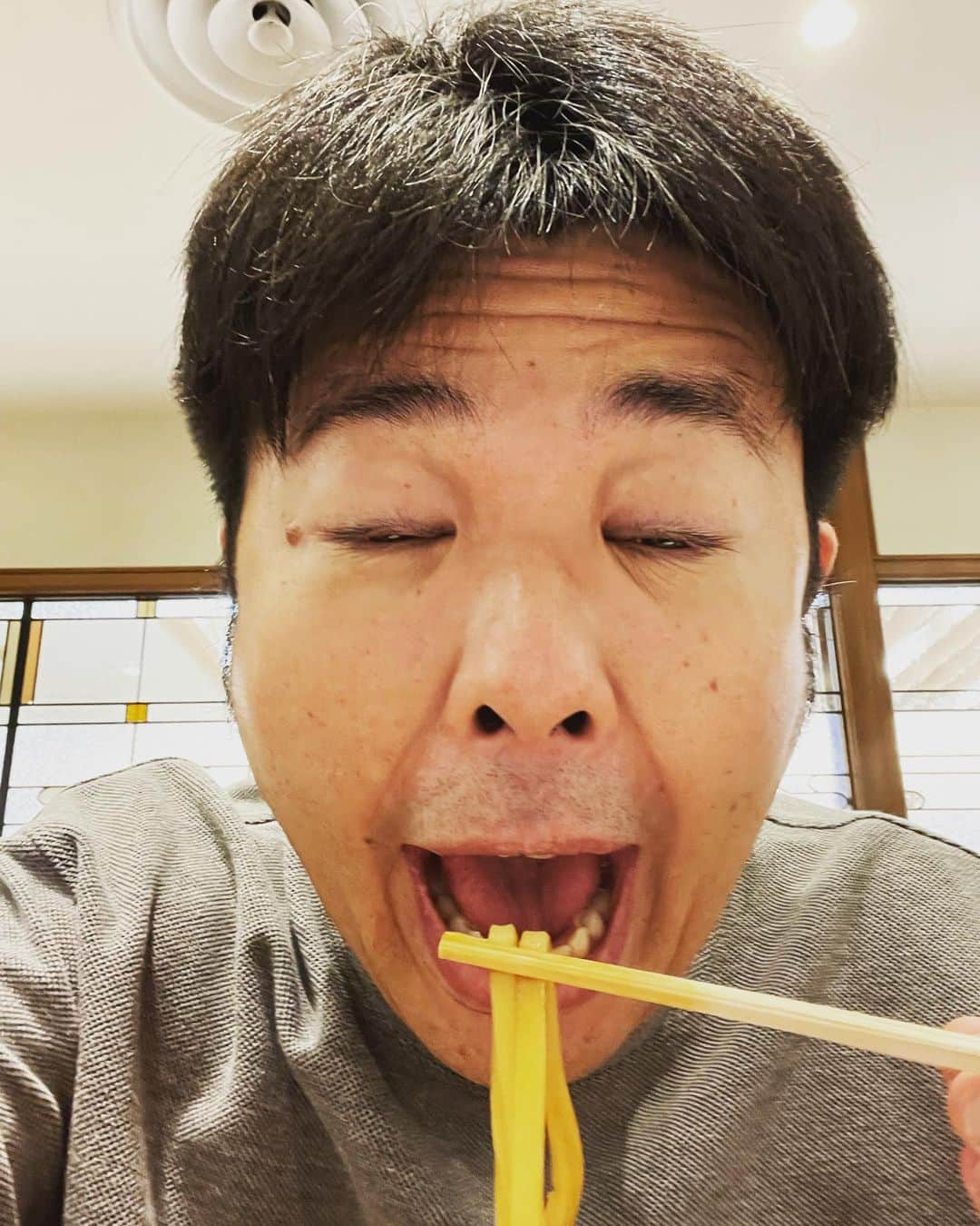 西川晃啓さんのインスタグラム写真 - (西川晃啓Instagram)「気絶味噌煮込みうどん  名古屋に行ったら山本屋。 そして、気絶。 #あるある探検隊#レギュラー#気絶#気絶の日々#ギャグ#名古屋#山本屋#味噌煮込みうどん#学園祭#高田短期大学#三重」10月23日 20時01分 - kizetu