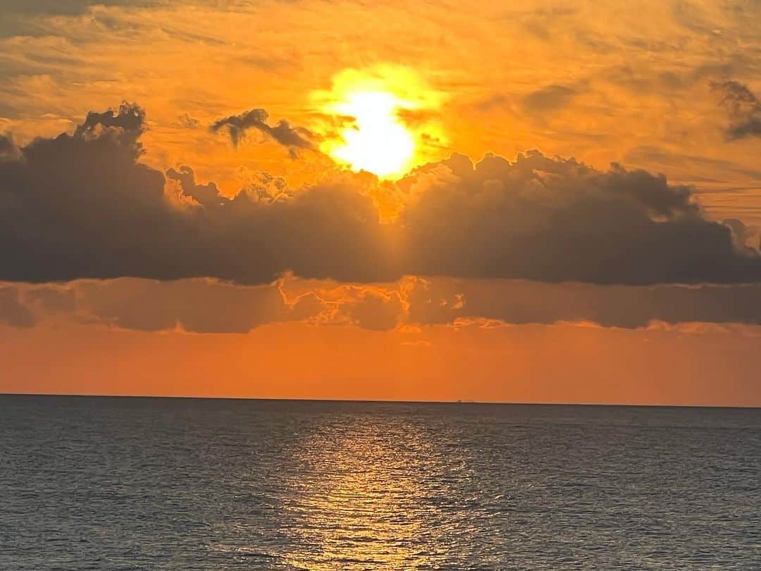 伊勢谷友介さんのインスタグラム写真 - (伊勢谷友介Instagram)「燃えるような朝日が最高だった今日。 波は小さかったけど、3日間のサーフィン。色々な登場人物ありで楽しかったなぁ〜♪ #sunrise  #beautifulnature  #surftrip」10月23日 20時02分 - iseya_yusuke
