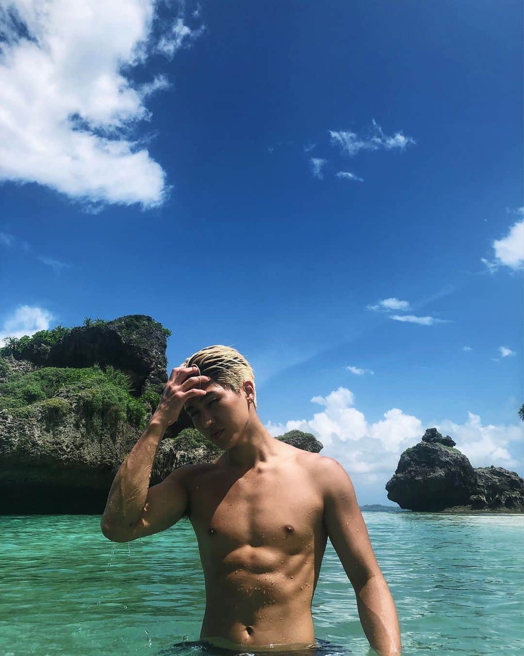 原田デイビッドのインスタグラム：「Starting to miss the summer heat  ☀️🪨🌴  Did you know koalas have individual fingerprints like humans? 🐨  #beach #ocean #miyakoisland  #summertime」