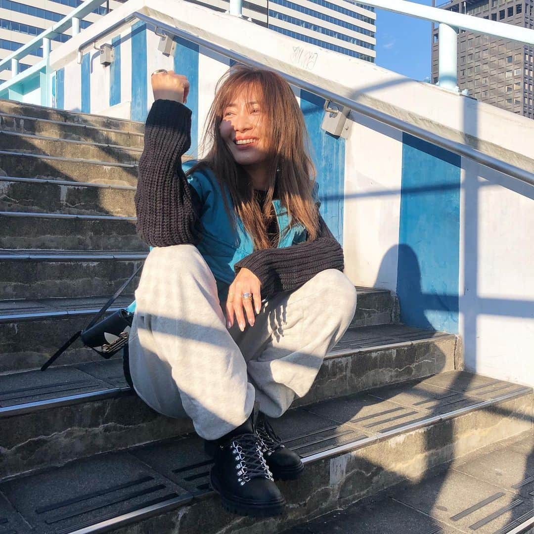 新山千春さんのインスタグラム写真 - (新山千春Instagram)「今日の私服は スウェットコーデ✨  いつでもアウトドアいけます的なカジュアルな感じに 最近ハマってます✨  また太刀魚🎣 釣り上げて、捌いて 天ぷらも作りたいなー🤍  釣りにハマってます！！  さてさていよいよ 火曜日の夜10時から  娘のもあが 　恋する週末ホームステイに レギュラー出演することになったので、 良かったらみてね✨  沖縄でどんな恋をしてきたのか 　みるのもほんとに 　ドキドキする🫶🏽💦  もあがこの先大人なって 思い出す時に、、、  　高校一年生の夏は 特別！楽しかったなー✨って笑顔に なれる経験が出来たみたいで 　親としても嬉しいです😊  わたしも高校生一年生の夏は 　箱根で同世代の仲間と 撮影して過ごした思い出は 　今でも懐かしく思うから✨  今週は親子でバラエティー番組の 収録もあるから今から楽しみなんだーー🤍  #恋愛リアルバラエティー  #恋する週末ホームステイ  #25日ドキドキだーー #新山千春 #もあ #スウェットコーデ  #ブーツコーデ #TikTokはわたし間違えてばかり笑 #覚えられないシリーズ」10月23日 20時10分 - chiharuuu_0114