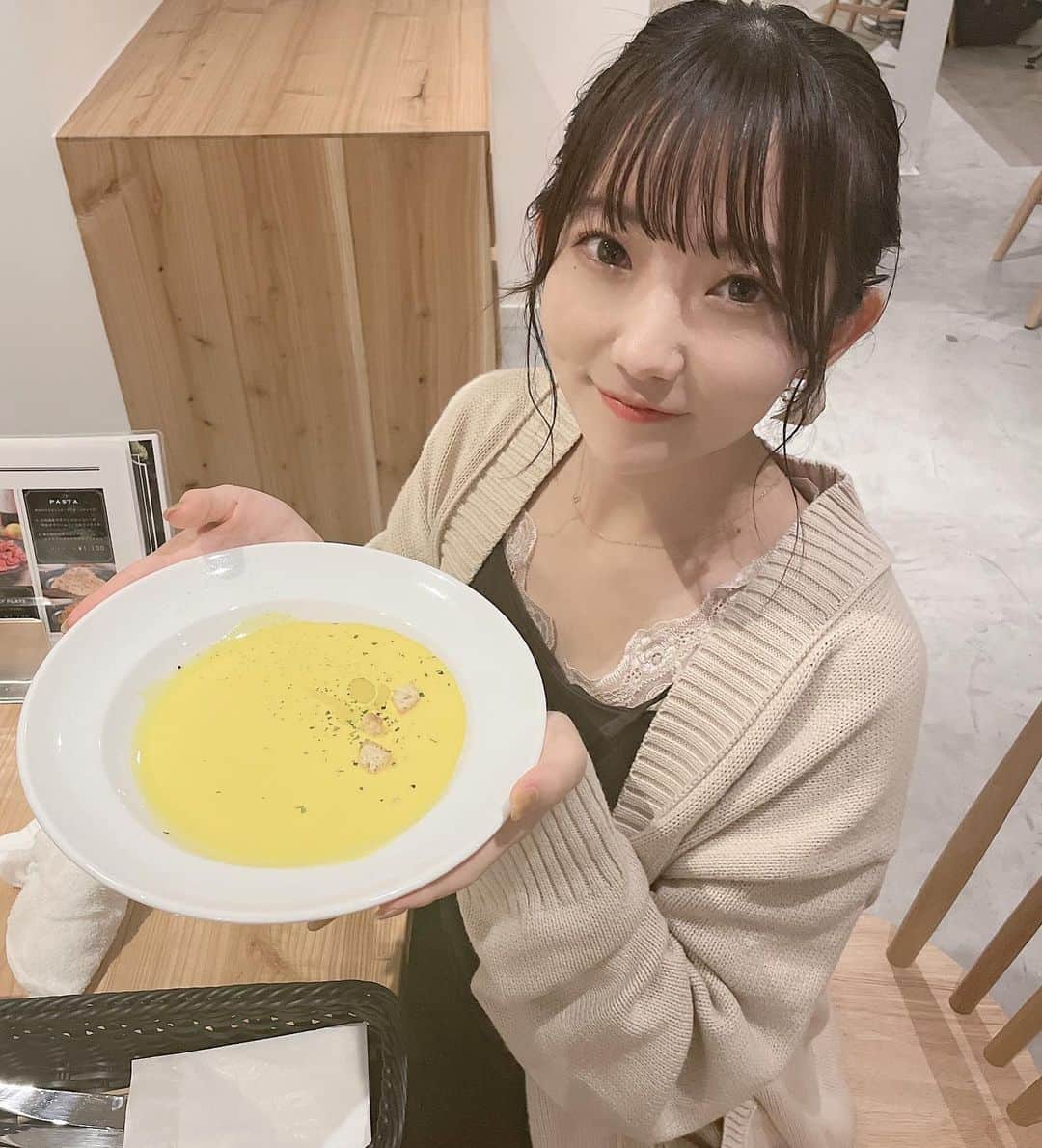 夏川愛実さんのインスタグラム写真 - (夏川愛実Instagram)「⁡ 　　　 DAY/1のかぼちゃスープ🎃 ⁡ ⁡ #秋ニット#大須ご飯#大須ディナー #ボブ#ボブアレンジ#ショートヘア#ヘアカラー#暗髪カラー #ヘアアレンジ#外ハネアレンジ#外ハネ#秋コーデ #148cm#f4f#いいね返し#l4l#フォロバ ⁡ ⁡ ⁡ ⁡」10月23日 20時23分 - ami_natsukawa