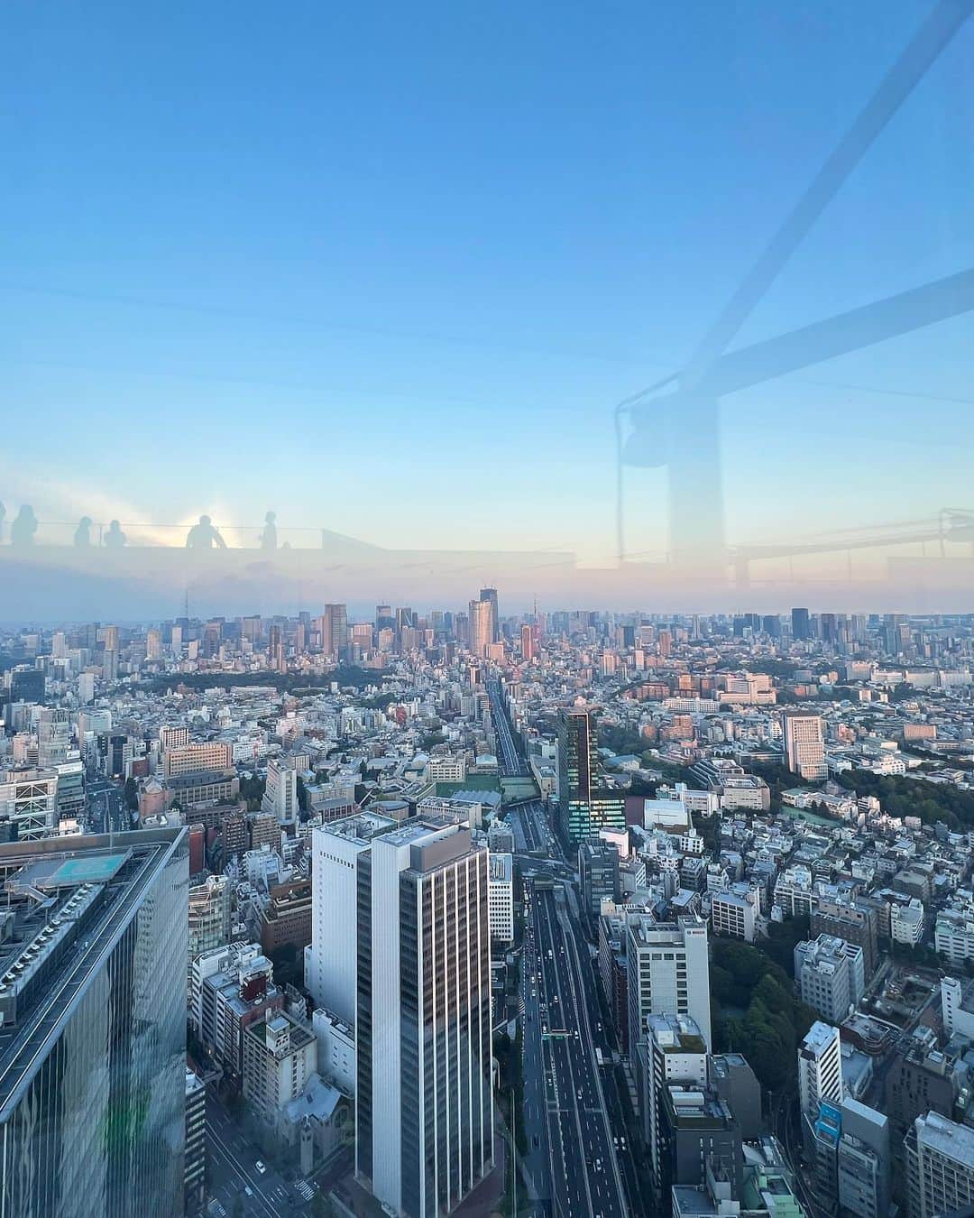 ちとせよしのさんのインスタグラム写真 - (ちとせよしのInstagram)「ずっと気になってた渋谷スカイに行ってきました☺︎︎ 日が落ちかけてる空の色が本当に綺麗だった~🌇 次は夜に行ってみたいな☺️♡  #渋谷カフェ #渋谷スカイ展望台 #渋谷スカイ #shibuya #marineserre」10月23日 20時16分 - chitose_yoshino