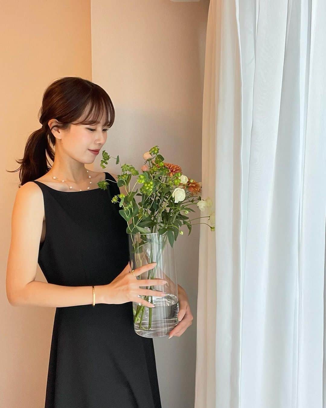 ハンナミのインスタグラム：「black dress 🖤  オケージョンにも使えるワンピース . 落ち感のあるシルエットが とっても綺麗なのです :) 10.28(fri)発売予定です ✨ @eneu.official」