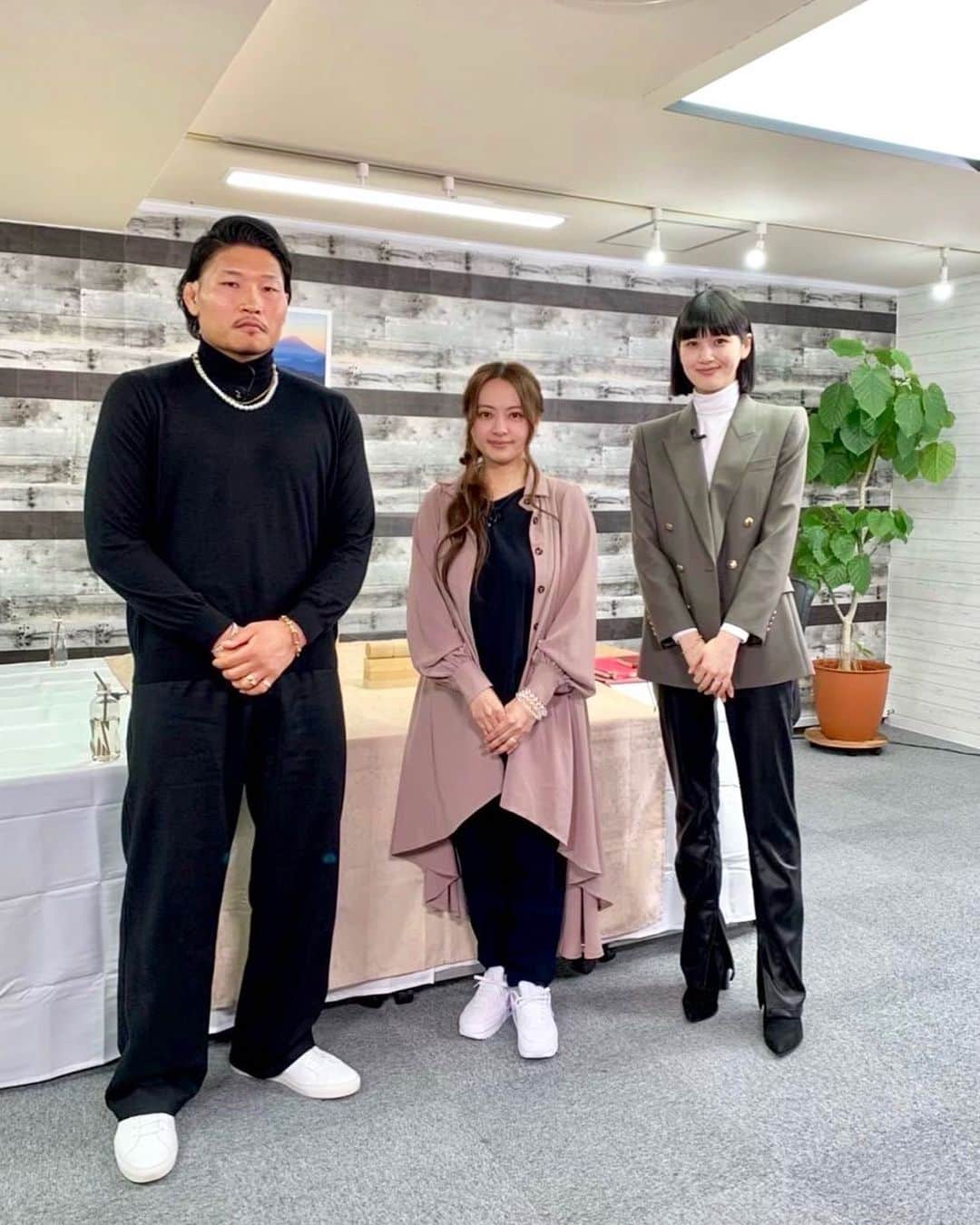 新井貴子のインスタグラム：「お知らせ🌟  明日 10月24日 (月) 23:15〜23:55 フジテレビの『突然ですが占ってもいいですか？』に 夫 (@gaki.keita)と出演させていただきます。  🫱🏽‍🫲🏻  @totsuzen_uranai  #突然ですが占ってもいいですか  #星ひとみ さん」