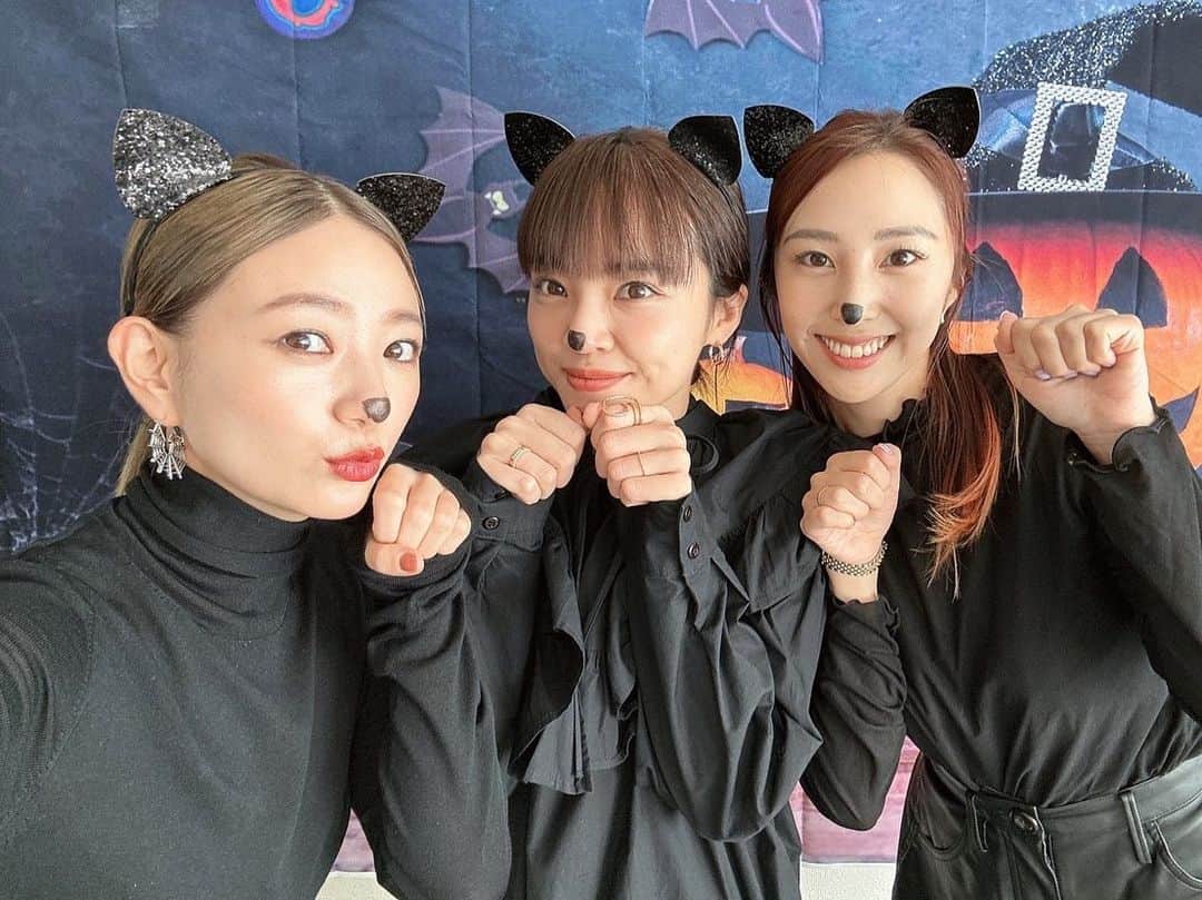 のインスタグラム：「少し早い、 HALLOWEEN PARTY🎃👻🕷🕸  可愛い子ちゃん達に挟んでもらって、すみません😇  @kikichiaki ちゃんが猫耳買ってきてくれたから、ママ達もプチ仮装できた🐈‍⬛🎃  そして、 @yuma_516 ちゃんが用意してくれた射的で子供達はもう大盛り上がり🎯  大人もやってみたけど、子供達の方が全然上手かった😂  話し足りない🖤  #HALLOWEEN #halloweenparty #trickortreat #happyhalloween」
