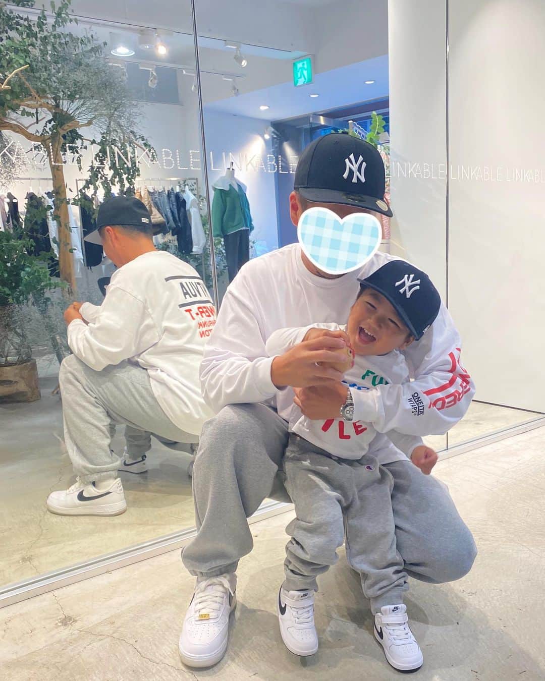 Mai Wakimizuさんのインスタグラム写真 - (Mai WakimizuInstagram)「今日は息子と主人が遊びに来てくれました＼(^o^)／私が知らない間に完璧なリンクコーデでキメて来てびっくり。笑 羨ましいほどお揃いでした。笑 2人で堀江dateして来たんだって♡ #パパと息子#親子コーデ#2歳3ヶ月#2歳男の子#2歳」10月23日 20時50分 - wakkin__m