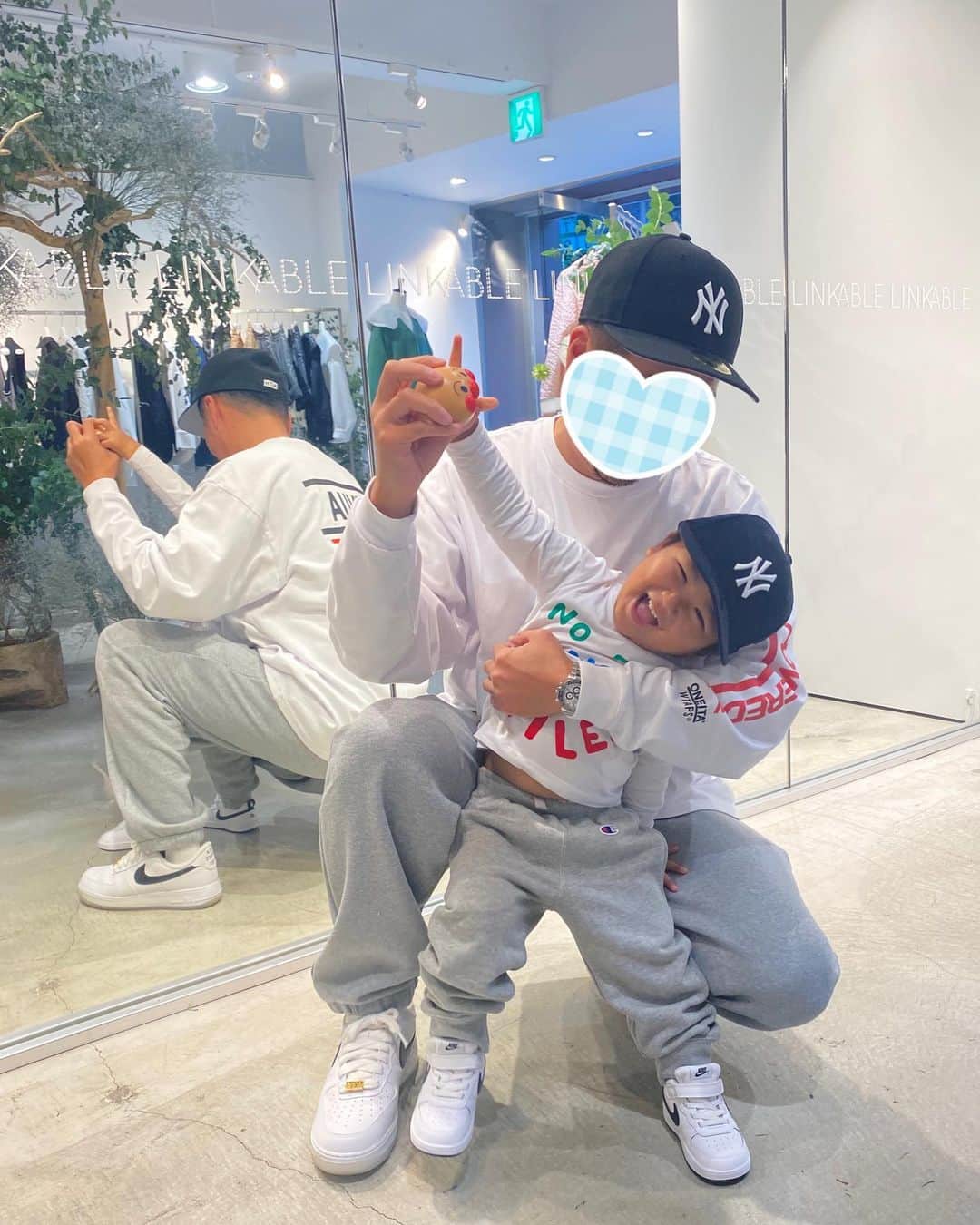 Mai Wakimizuさんのインスタグラム写真 - (Mai WakimizuInstagram)「今日は息子と主人が遊びに来てくれました＼(^o^)／私が知らない間に完璧なリンクコーデでキメて来てびっくり。笑 羨ましいほどお揃いでした。笑 2人で堀江dateして来たんだって♡ #パパと息子#親子コーデ#2歳3ヶ月#2歳男の子#2歳」10月23日 20時50分 - wakkin__m
