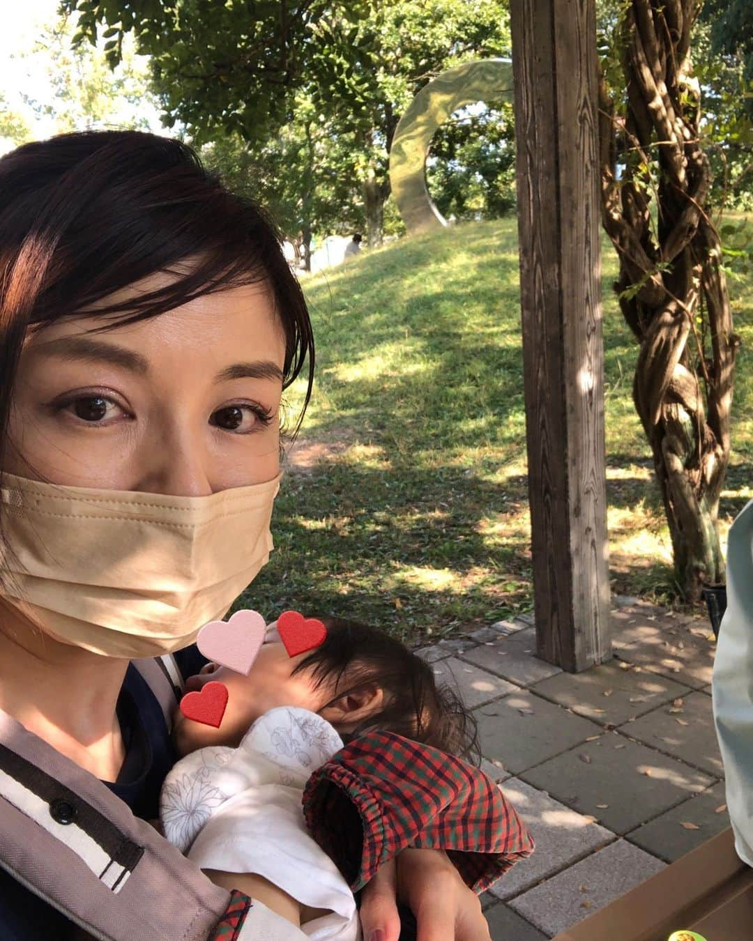 中野美奈子さんのインスタグラム写真 - (中野美奈子Instagram)「お天気に誘われて讃岐まんのう公園へ。  知らずに行ったら入園無料の日！！駐車場まで大渋滞でお腹空いた一歳がギャン泣き……こちらも泣きたい（涙）  なんとか入れて、遊びに遊んで今日も疲れ果てました。 日中は暑いくらいで水遊びする子どもたちも！！  コスモス満開で秋晴れのまんのう公園日和でした。  皆さまお疲れ様でした。 もう寝ます  おやすみなさい💤  #讃岐まんのう公園  #無料の日だった  #疲れはてた  #目が血走ってます  #秋晴れ #落ちてるお花をくれました #最高の遊び場  #中野美奈子」10月23日 20時43分 - minako_nakano.official