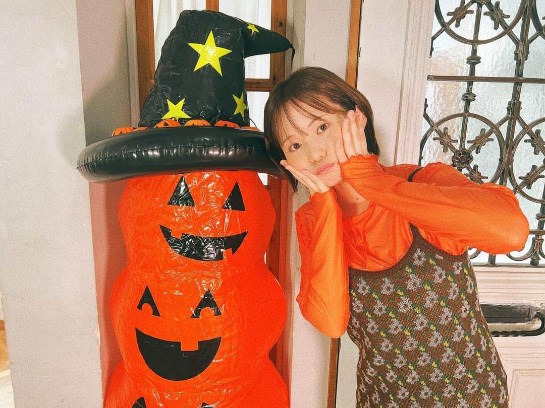 のインスタグラム：「今日もありがとう ございました〜🎃🫶  #まなてぃのふく #unitage #なんか韓国の」
