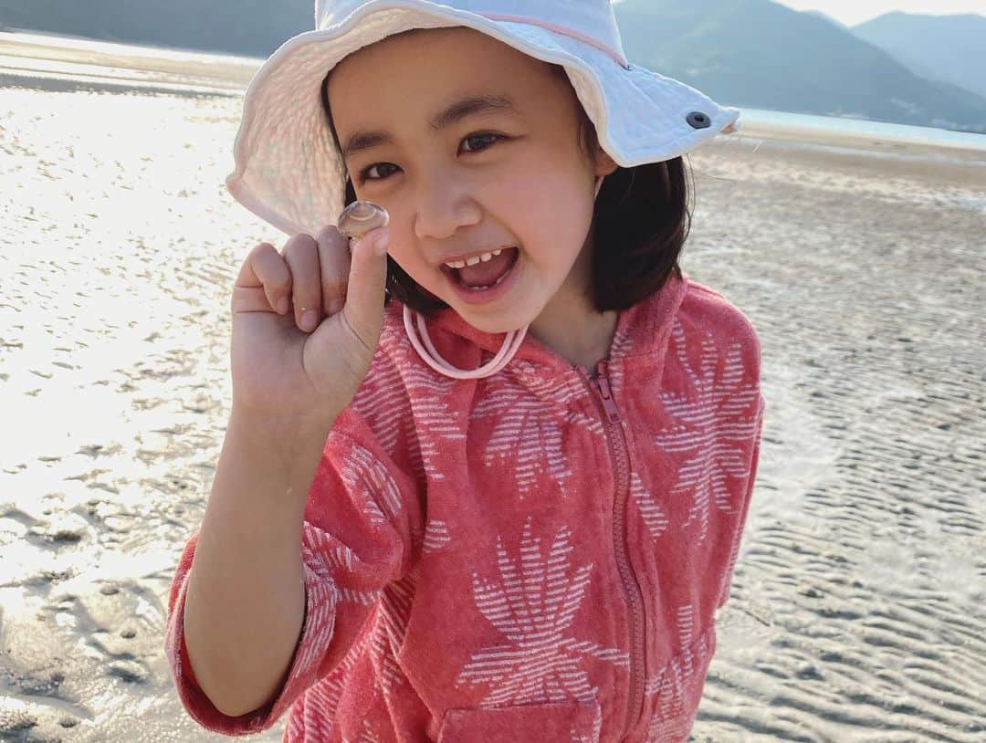 浅田芭路さんのインスタグラム写真 - (浅田芭路Instagram)「． 五島の思い出✨ 山口先生や、五島のクラスのお友達と、撮影のあとの時間に、 浜で貝がらひろいや、 いきもの観さつをしました🐚🐟 五島出身の山口先生が、いろんな魚やいきものについて教えてくれました！ 小さいカニや、ヤドカリ、魚もきれいな海の中にすんでいました✨  7.8.9枚目の写真は、#山口先生 役の#永井響 さんが撮ってくださいました📷✨  #忘れられない思い出  #五島列島 #山口先生ありがとう #絢香 ちゃん #林希依 ちゃん」10月23日 21時00分 - asada_halo__official