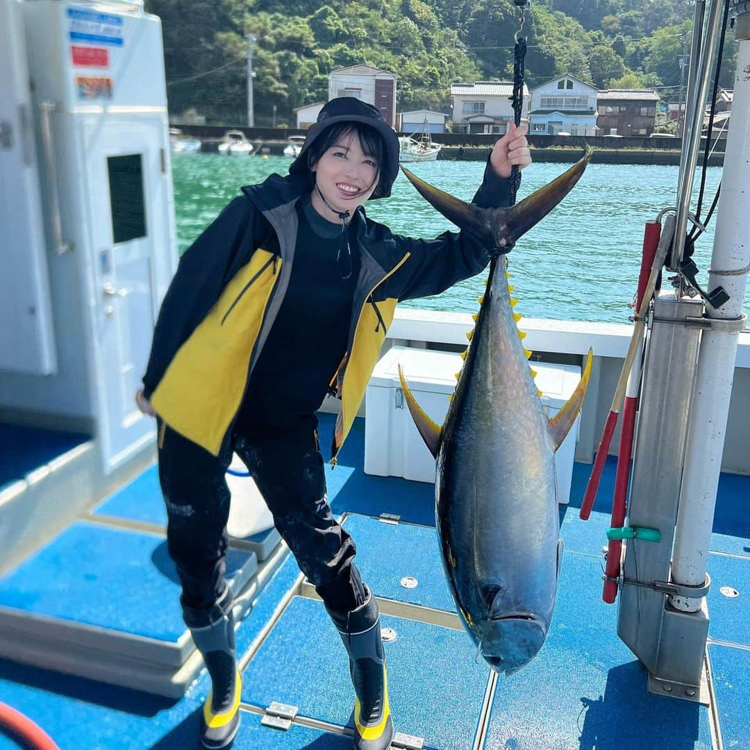 矢島舞美さんのインスタグラム写真 - (矢島舞美Instagram)「. NHK BSプレミアム『釣りびと万歳』ご視聴ありがとうございました‼︎🐟 . 高知県にてキハダマグロ釣りに挑戦✨ 兄貴（中野大輔さん）にサポートしてもらいながらも、矢島、32kgのキハダマグロを釣る事ができました😭✨ . もぅ、めちゃくちゃ感動した😭色んな事に感動‼︎‼︎‼︎感動の連続‼︎‼︎‼︎笑 . いつか大物に挑戦してみたい✨と思いながらも、なかなか挑戦することが出来ずにいた大物！ 今回、『釣りびと万歳』でキハダマグロに挑戦できると聞いた時は嬉しすぎて、大喜びしました🐟🙌 . 初めてのキハダマグロ釣り、体力的にはキツかったけど、本当に奥深くて楽しい釣りでした😭✨ 兄貴のどうしても釣らせてあげたい！って気持ちも伝わって、私もめちゃくちゃ火が着きました🔥 . あのかかった時の嬉しさと、絶対に逃しちゃいけない！という緊張感‼︎ 釣りの知識も色々広がって、釣り人としても成長できた2日間でした😭 今度は最初から最後まで全部自分でやり切るのを目標にキハダマグロ釣り、また挑戦したいなぁ🐟✨ . 兄貴や助っ人に来てくれた菊池さんには本当に感謝です🥲✨ 私もキハダマグロ釣りに挑戦してみたいな！という方、、、 兄貴は漁師でありながら、遊漁船の船長もやっているので、是非挑戦してみてほしいなぁ🎣 『第十八　昇龍丸』 https://www.syoryumaru-sukumo.com/ . 釣れたキハダマグロは、送ってもらい、家族で食べたり、食べ切れない分は知り合いに配ったりして、美味しくいただきました☺️♡自分で釣ったお魚は格別！ . ここには書ききれないから、また今度ブログも更新しますね✨😊 . ああー楽しかった♡また釣りしたいなぁ🎣 . . #矢島舞美#釣り人万歳#nhk#bsプレミアム #キハダマグロ#キハダマグロ釣り#第十八昇龍丸」10月23日 21時01分 - maimiyajima_official_uf