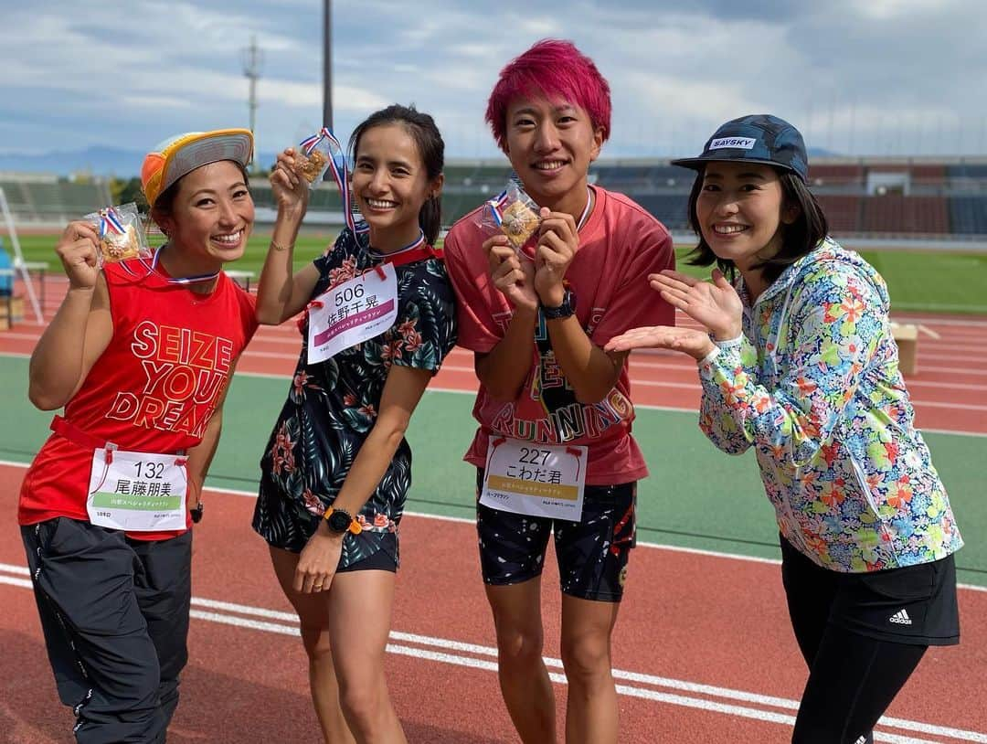 佐野千晃さんのインスタグラム写真 - (佐野千晃Instagram)「山梨スペシャリティマラソン！！！  めちゃくちゃ緩くてめちゃくちゃ楽しいのにまだまだ知名度がない大会🤤笑  コースも走りやすいし天気に恵まれてるし  なんと言ってもエイドでシャインマスカット出しちゃう大会やばい！！！  めちゃくちゃ美味しかったぁ🤤  ど遅刻かましましたが← 運営の方も関係者の方も出場する方も良い人しかいなくて助かりました🥺笑  たくさんありがとうございましたー！！！！！  #run #running #marathon #フルマラソン #マラソン #マラソン女子 #人生自由自在 #走る女子 #ファッション #ウェア #楽しく走る #ランニング #ジョギング #山梨スペシャリティマラソン #山梨 #楽しい」10月23日 21時08分 - sanochiaki810