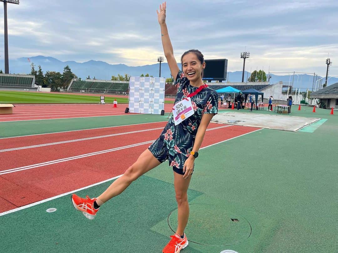 佐野千晃のインスタグラム：「山梨スペシャリティマラソン！！！  めちゃくちゃ緩くてめちゃくちゃ楽しいのにまだまだ知名度がない大会🤤笑  コースも走りやすいし天気に恵まれてるし  なんと言ってもエイドでシャインマスカット出しちゃう大会やばい！！！  めちゃくちゃ美味しかったぁ🤤  ど遅刻かましましたが← 運営の方も関係者の方も出場する方も良い人しかいなくて助かりました🥺笑  たくさんありがとうございましたー！！！！！  #run #running #marathon #フルマラソン #マラソン #マラソン女子 #人生自由自在 #走る女子 #ファッション #ウェア #楽しく走る #ランニング #ジョギング #山梨スペシャリティマラソン #山梨 #楽しい」