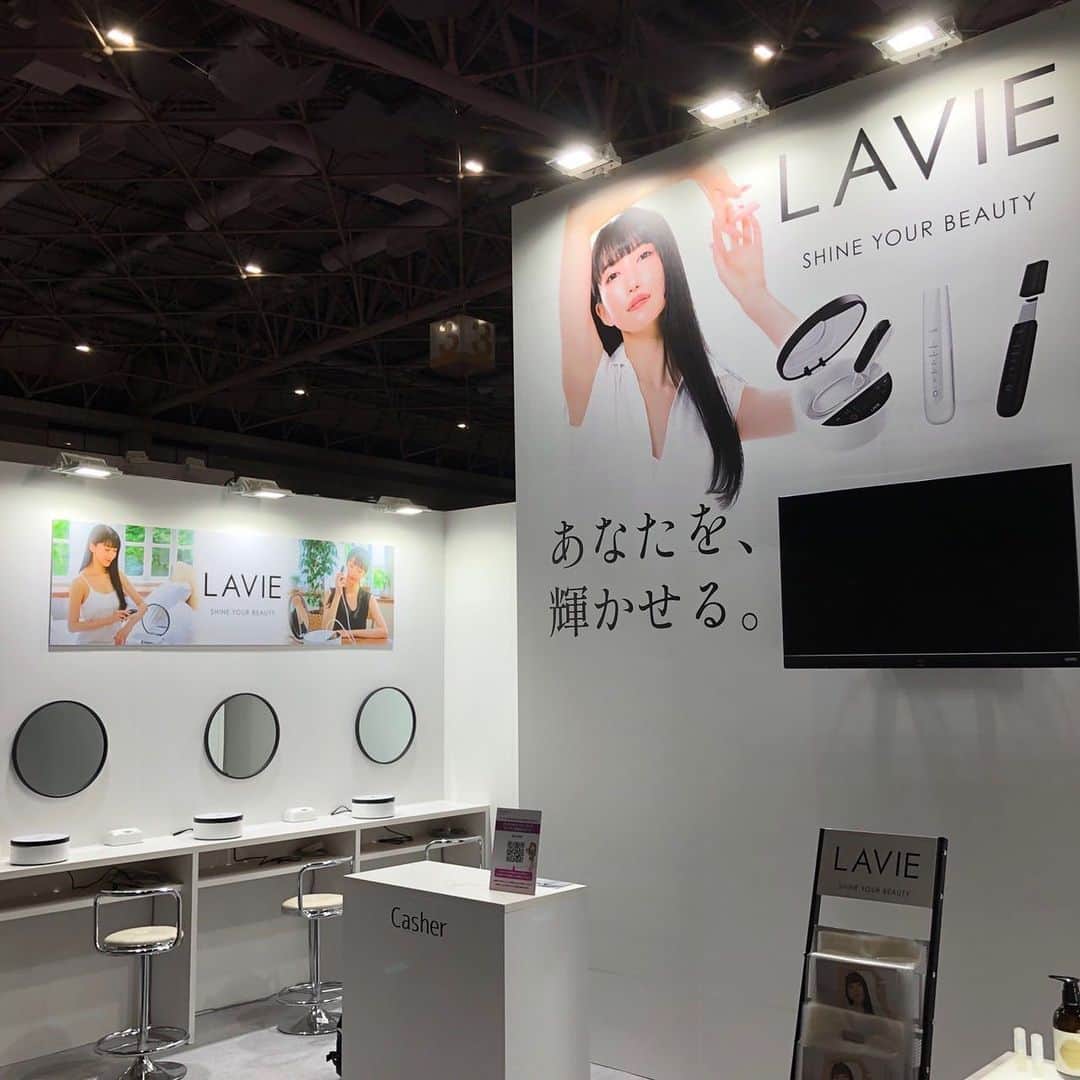 街子のインスタグラム：「明日から大阪で開催される、ビューティーワールドジャパンというイベントのLAVIEさんブース。 写真を沢山使って頂いているそうです。有難い限りです‥。  https://lavie-official.jp/」