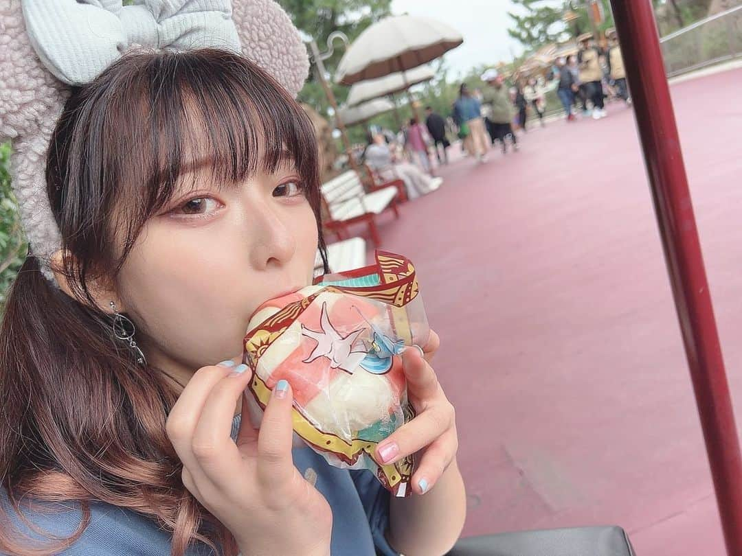 ちぃさんのインスタグラム写真 - (ちぃInstagram)「友達とディズニーシー🐭🌊 アトラクションより食べ物優先でめっちゃ食べた1日🤤 みんなはディズニーのフードで何が1番好き？   #ディズニー  #でぃずにーしー  #食べ歩き  #うきわまん  #スパイシーチキン  #ギョウザドッグ  #チュロス  #パンプキンチュロス  #てりやきチキンロール  #骨付きチキン  #シーフードチャウダー  #ハロウィン」10月23日 21時12分 - skyteam_chii