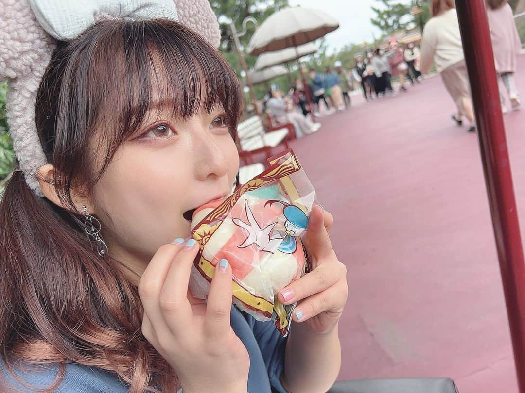 ちぃのインスタグラム：「友達とディズニーシー🐭🌊 アトラクションより食べ物優先でめっちゃ食べた1日🤤 みんなはディズニーのフードで何が1番好き？   #ディズニー  #でぃずにーしー  #食べ歩き  #うきわまん  #スパイシーチキン  #ギョウザドッグ  #チュロス  #パンプキンチュロス  #てりやきチキンロール  #骨付きチキン  #シーフードチャウダー  #ハロウィン」