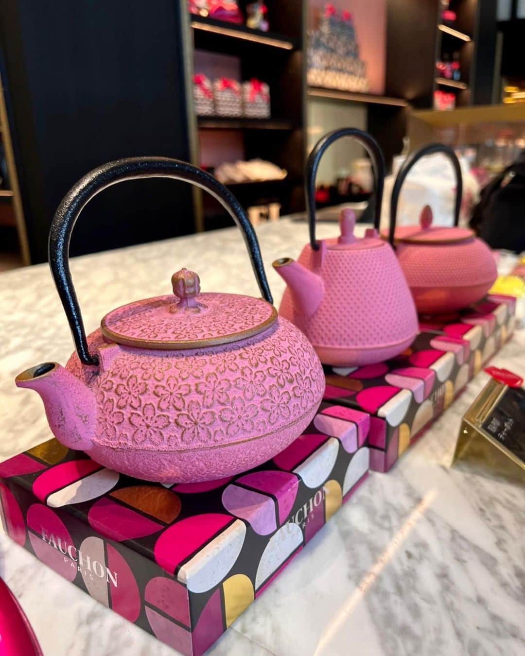 山田佳子さんのインスタグラム写真 - (山田佳子Instagram)「FOUCHONで紅茶を購入😊💕　 一緒に紅茶のリキュールも。 炭酸やミルクで割って、楽しみたいです🥰 ⁡ #気分あがる #素敵な空間 #美味しい紅茶  #購入 #パリの午後の紅茶 #紅茶のリキューリル #フォション #fauchon #kyoto ⁡」10月23日 21時17分 - yoshiko117