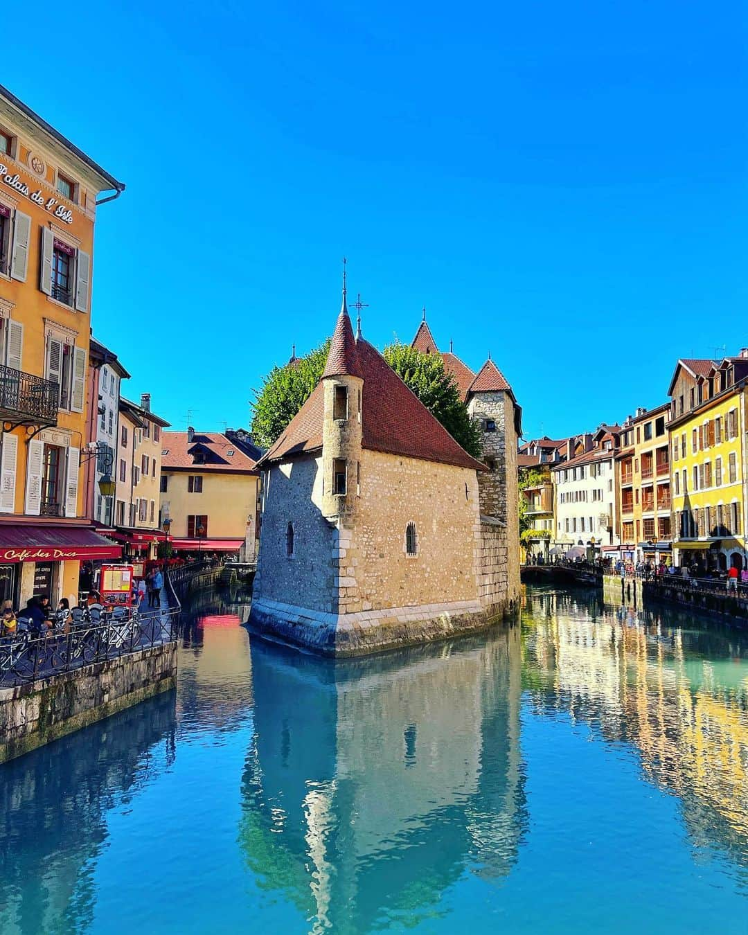 Seyda♥ Travel & Natureのインスタグラム：「Day blues in #annecy 💙❤️ 🇫🇷 #france #rhone #rhonealpes」