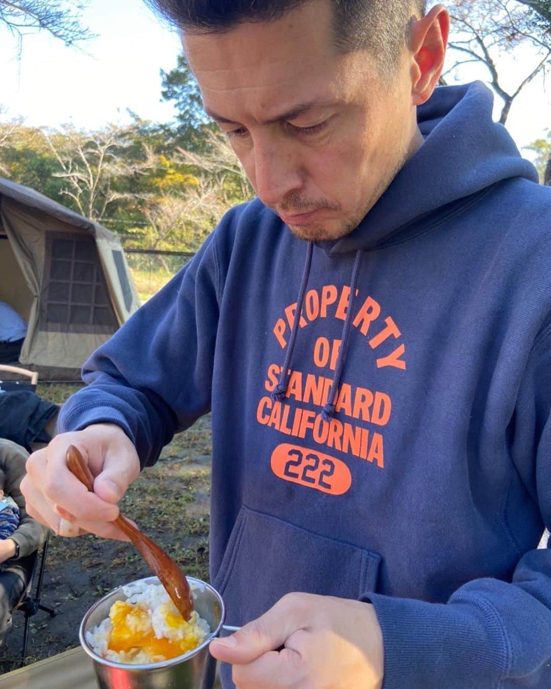森豪士のインスタグラム：「キャンプの朝飯で食べるTKGはまた一段と美味い😋 土曜も日曜も天気最高で今回も乾燥撤収完了👍🏽 それにしても中央道の渋滞は本当になんとかならないもんですかね…😅 行き3時間半、帰り5時間😱 富士山のパワーを感じざるおえません🤔 #camp #camper #outdoor #tkg #朝飯 #オガワ #アポロン #富士山」