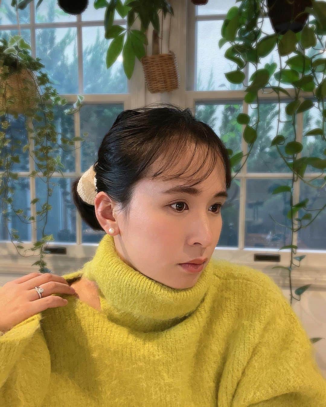 持永真実のインスタグラム：「もうknitの季節🍐  みなさんお元気ですか？ 私は秋の花粉症と闘っていますが元気です🤧🌾  シェアしたいことは山積みなのに sns離れは加速する一方...(遠い目😑)」