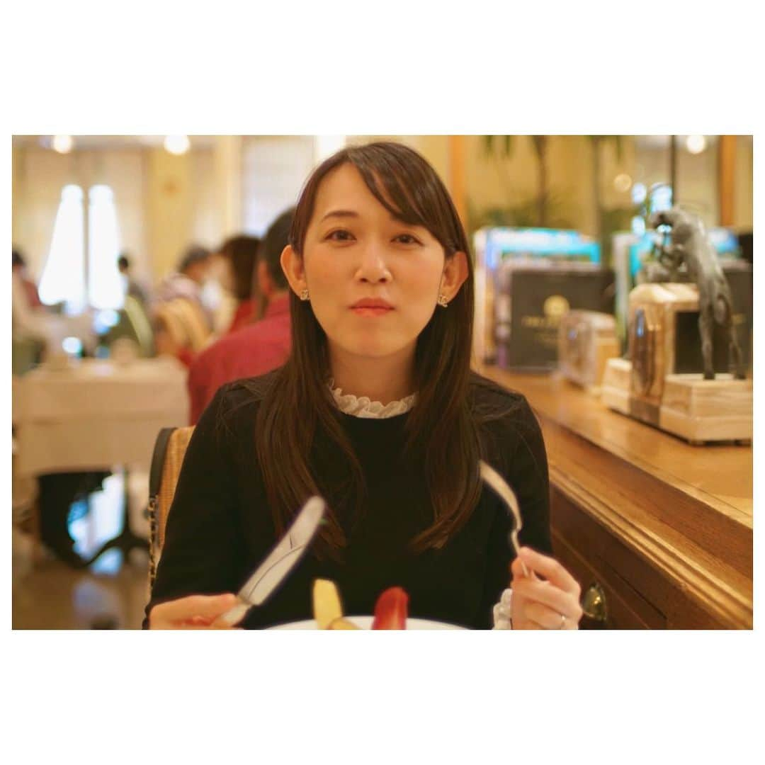 花里まなさんのインスタグラム写真 - (花里まなInstagram)「先日、仲良し同期のれなと久しぶりにゆっくり穏やかな時間を過ごす事ができました🍃😌　  SNSでいつも活躍や様子は見ているけど、直接会って近況報告や昔話で笑い合える時間って本当に大切ですよね‼︎✨  れなが趣味のカメラで、パシャパシャと私の写真を撮ってくれたのですが、なんせ普段娘の写真ばかり撮っていて、撮られ慣れていない私は恥ずかしすぎてずっと顔が真っ赤でした😂 でもれなの写真の雰囲気がとっても温かくて嬉しかったので載せちゃいます🫣💕笑  れな大好きだー❤️  #91期 #同期  #愛加あゆ #マリアージュフレール #癒しの時間」10月23日 22時09分 - aiko_mana18