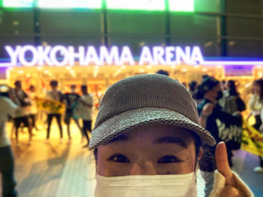 佐藤みゆきのインスタグラム：「横浜アリーナ KTMTOUR2022 20thAnniversary「時代は変わるぜよ!!」どんだけ～行ってきました。‼️  MVに参加した『ライフイズビューティフル』はもはや泣かずには聴けないのだけど、生歌を1万2000人のファンと聴く体験は格別でした。号泣超えて嗚咽レベルです。  人生讃歌、応援歌だらけ。これから元気なくなったらとりあえずケツメイシ聴こう。言葉がぐいぐい刺さる。ファンの方々が久しぶりーって集まって、またねーって挨拶している人たちのなんと多いことか…  泣いて飛んで踊って最高でした。 4歳息子も完走‼️ 彼にとっては人生初めてのライブ。 たくさんのペンライトが踊る景色をじっと見つめたり、母と一緒に飛んだり😂  一生の夏の思い出できました！ 感謝…」