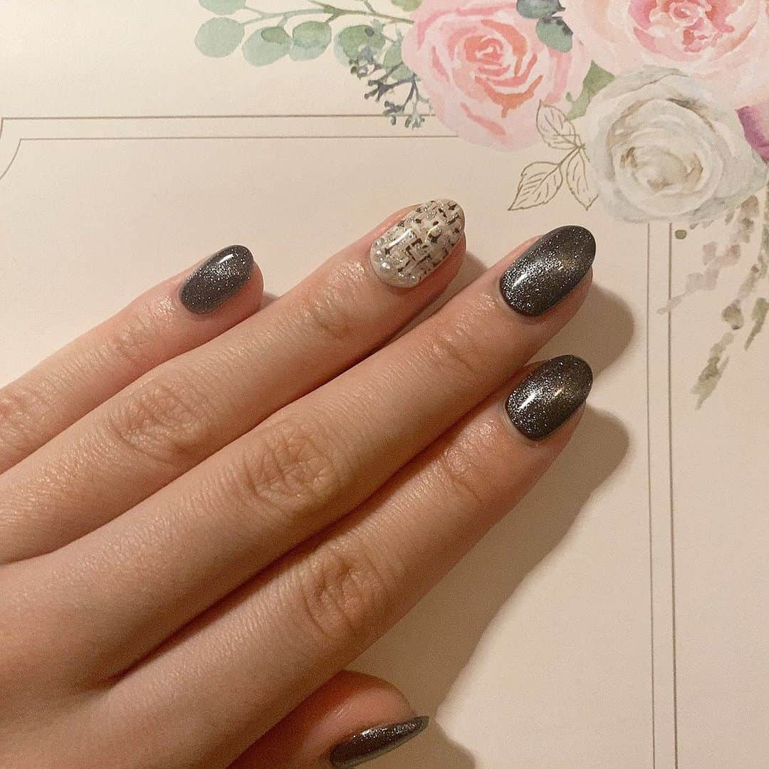 上野優華のインスタグラム：「私の手に秋がやってきた🍇🍁🍂🐿🌕  #ネイル #ジェルネイル #nail #秋ネイル #秋 #🍇🍁🍂🐿🌕 #autumn #autumnnail #ツイード #ツイードネイル #マグネットネイル #ブラウンネイル」