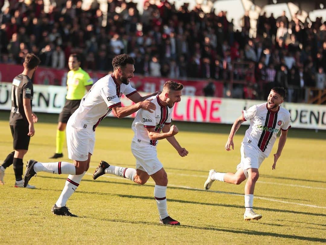 ファビオ・ボリーニのインスタグラム：「Keeping climbing the table 👊🏼 3 points closer to where we want to be.. Happy for the win and my goal and assist 🙏🏼」