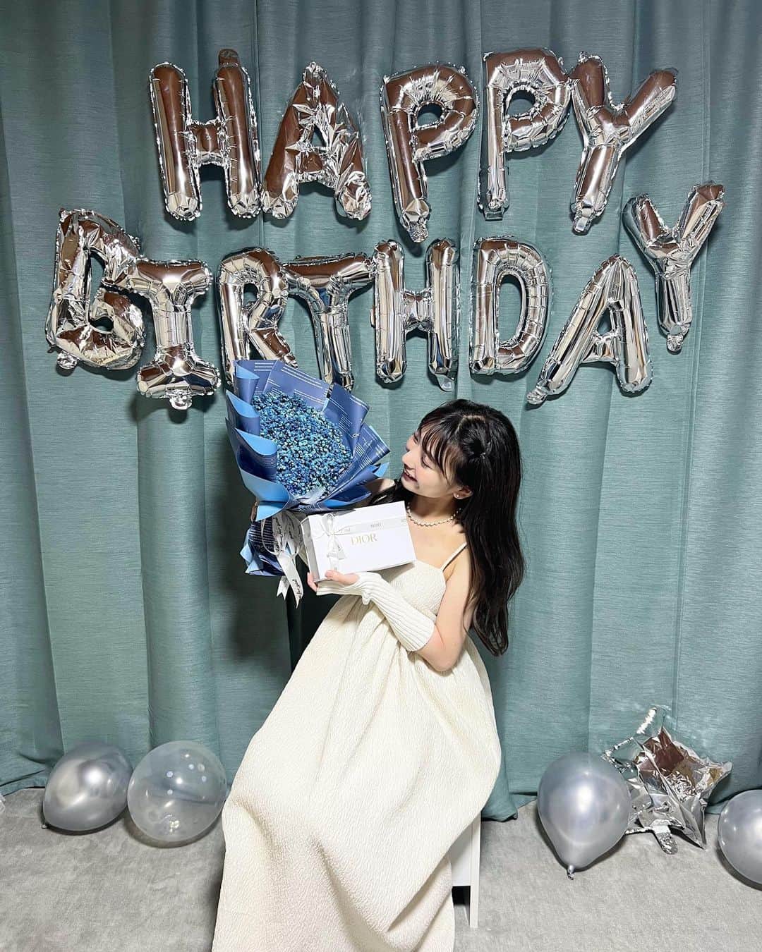 あやなさんのインスタグラム写真 - (あやなInstagram)「26歳になりました🐤 お祝いしてくれた方ありがとうございます♡  とっても楽しい25歳でした🫶🏻 仲良くしてくれてる方ありがとうございます。 これからもよろしくお願いします💐  #20221023 #26th #ayaaana_  #かすみ草#かすみ草ブーケ」10月23日 23時00分 - ayaaana_