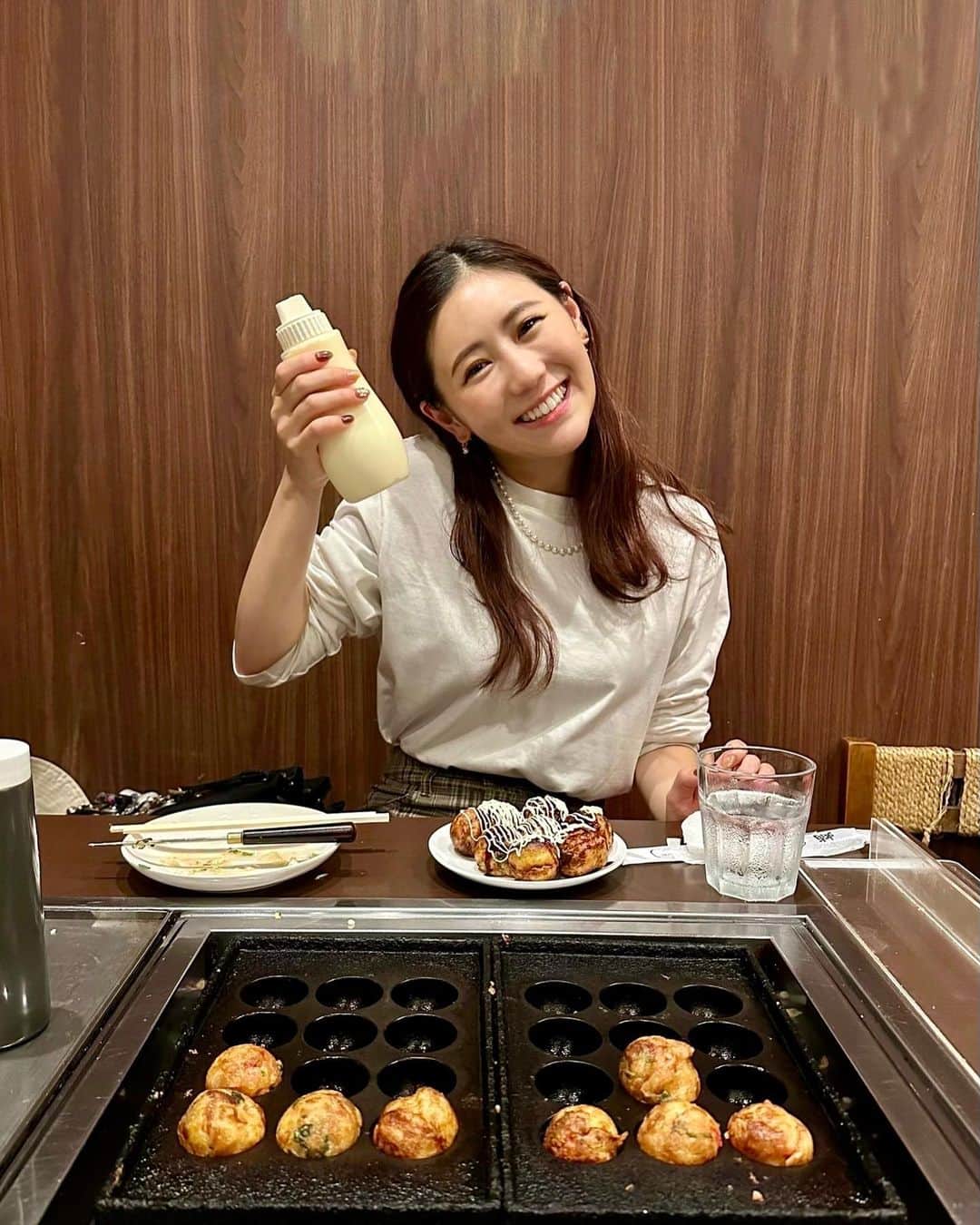 西野未姫のインスタグラム：「たこ焼き女🐙  #大阪 #仕事終わりに #心斎橋 #自分でたこ焼き作る #楽しかった #食べると決めた時はソースとマヨネーズたくさんかける #ソース大好き #夜はヘルシーで我慢しました」