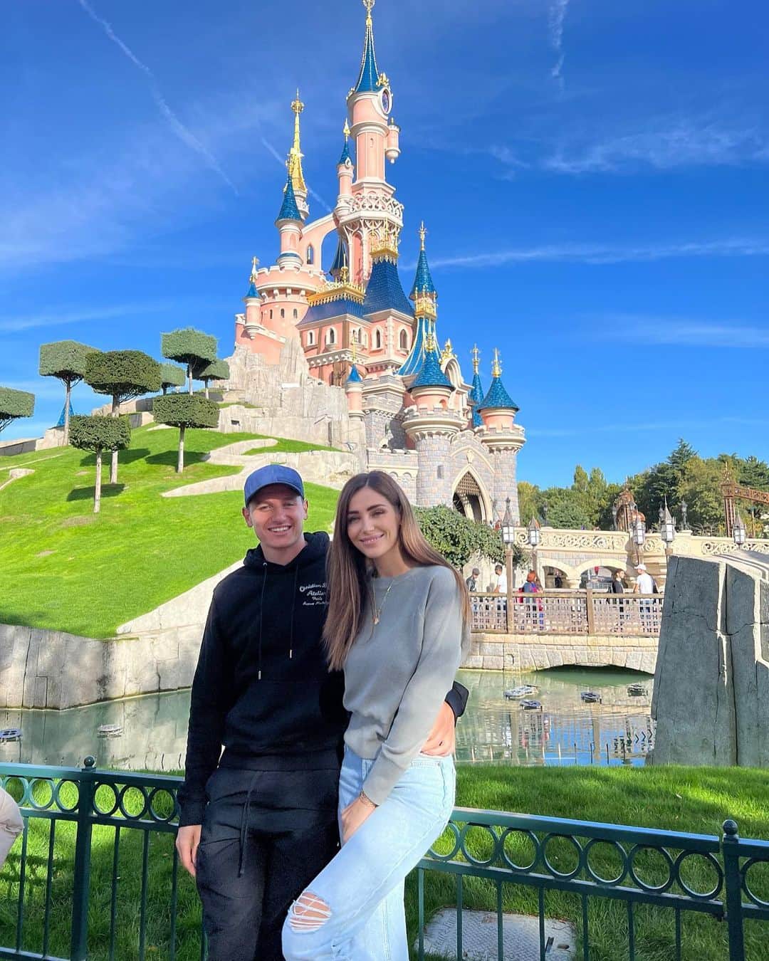 フロリアン・トヴァンのインスタグラム：「Super week-end en famille @disneylandparis 🫶🏼 #disneyhalloween」