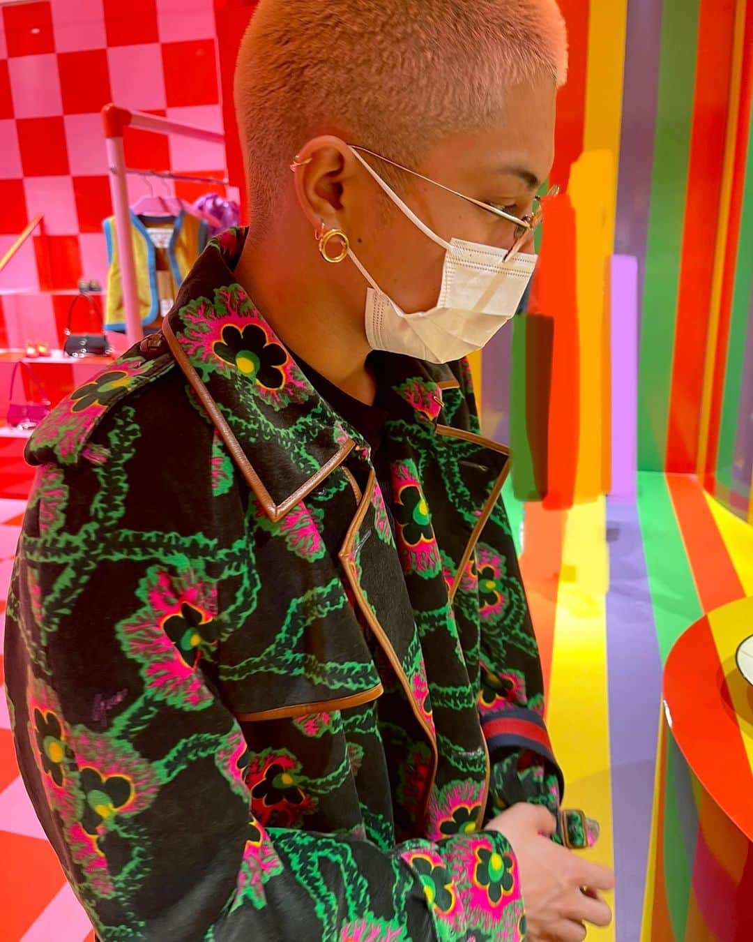 斉藤平七（へえ）のインスタグラム：「昨日はGUCCI x palace のポップアップに！ 目はチカチカするほどの派手な世界観にうっとり😳  ヒグチユウコさん直筆のバッグも見させてもらえて感動...///」