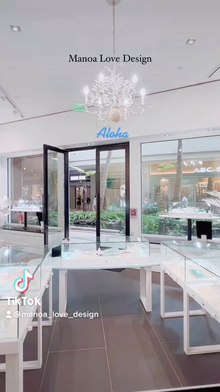 Manoa Love Design Hawaiiのインスタグラム：「Beautiful day Aloha🌴 www.manoalovedesign.com Level 1, International Market Place Waikiki🏝  #manoalovedesign #aloha#beautifulday#waikiki #waikikibeach #honoluluhawaii #jewelryaddict #jewelrytrends #jewelrybrand #hawaiivacation #hawaiitravel #hawaiilife #interiordesign #blessedandgrateful #マノアラブデザイン#ワイキキ#アロハ#ハワイ情報#ハワイ好き」