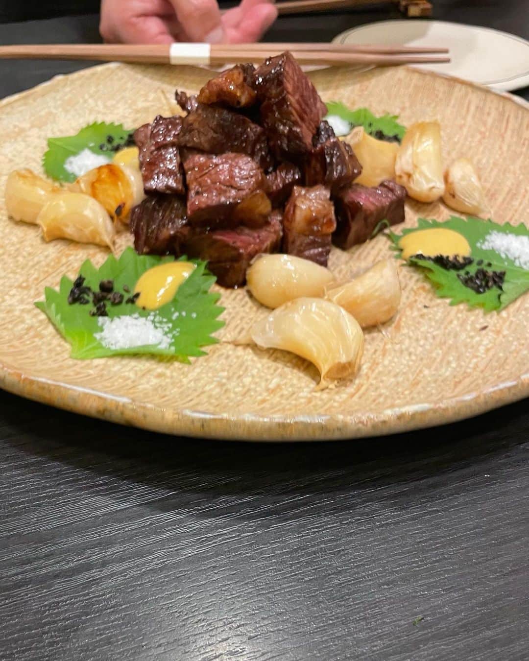 西代洋のインスタグラム：「美味いンスタグラム♪  メニューに載ってるもの ぜーんぶ美味しい ってお店ってあるのです♪  ぜーんぶなんです！！  こだわりお肉を鉄板で丁寧に焼いていく、、、、もちろん美味いです！ 今想像しはった美味いの数倍美味いんですこちらのお店は！  目玉焼きにしらすをかけた 一瞬独身一人暮らしの人間がサッサと 作ったような一品！  これが、、、、、ヤバいぐらい美味い！ なんなら1番印象に残ってるかも！！！！ シェフオリジナルのソースを かけることによって魅惑の変身♪  プロの仕事ってこーゆう事か♪  身近にいた奴を一瞬にして大スターに させる一流の技！！！！  メニュー載ってるものぜーんぶ美味しいのにぜーんぶ食べれない、、、  前回美味かったメニューも食べたくなるし 未だ見ぬメニューも食べたいし、、、  胃袋を鍛えるしかないんやろか♪  #美味いンスタグラム #大阪 #グルメ #鉄板焼き #osaka  #food」