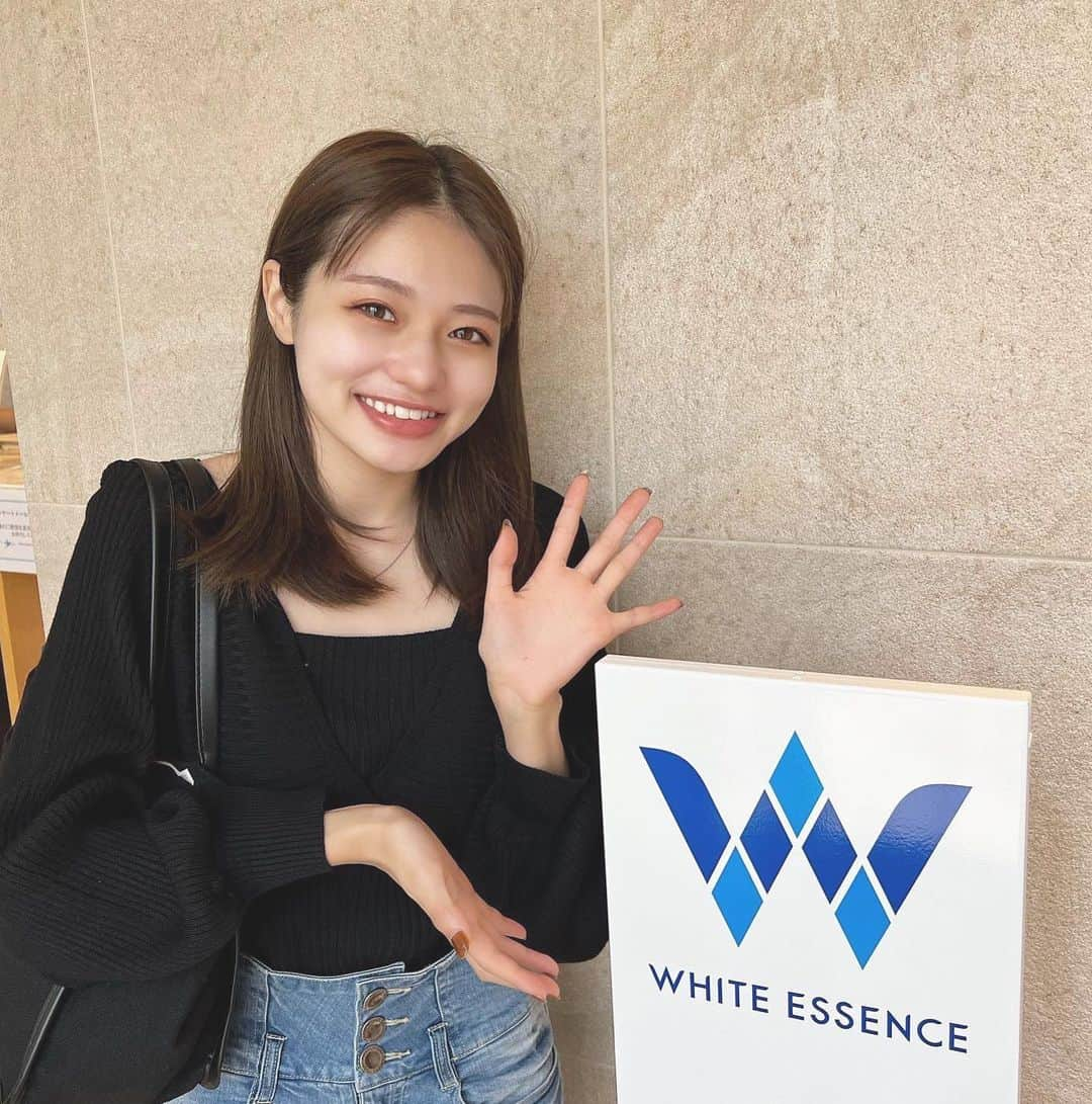 大塚美波さんのインスタグラム写真 - (大塚美波Instagram)「初めて 【@whiteessence_official】さんで 医療ホワイトニングしたんだけど、1回だけでもすごく変わる😳 歯が白いと気分爽快だよね！！  担当の方も、すごく丁寧に説明してくれて、お店の雰囲気も良かった🫶 ホワイトニングの偉大さを感じた。  ここだけの話、少し寝落ちした。笑 お値段は、 オフィスホワイトニング： 自費16,500～22,000円  気になった方ぜひ行ってみてね！！ #whiteessencePR #ホワイトエッセンス #ホワイトニング #ホワイトエッセンス」10月24日 9時40分 - _mi7mi12_