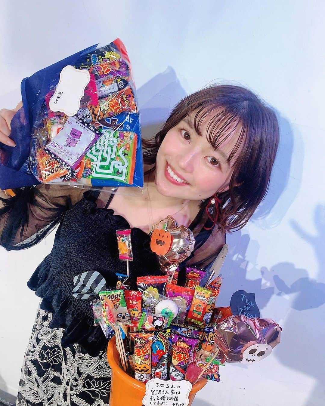クルーズグループ【公式】のインスタグラム：「#ちはめる イベント大盛況でした🥳🎉  #伊藤める ちゃんのお誕生日をお祝いするために頑張るちはるん、MC力もさすがの一言👏🏻☺️🎤✨  サプライズプレゼントや歌も披露して、めるちゃん感動の涙⁉︎ と思ったら、エピソードトークでちはるん涙🥺😭💖 と、2人の素敵な関係や色んな表情を見せてくれたイベントになりました🎁🎃🎂  次は11/8(火)の#卓球 イベントだー！🏓🔥 #宮沢ちはる #クルーズグループ #AV女優 #ハロウィン #イベント」