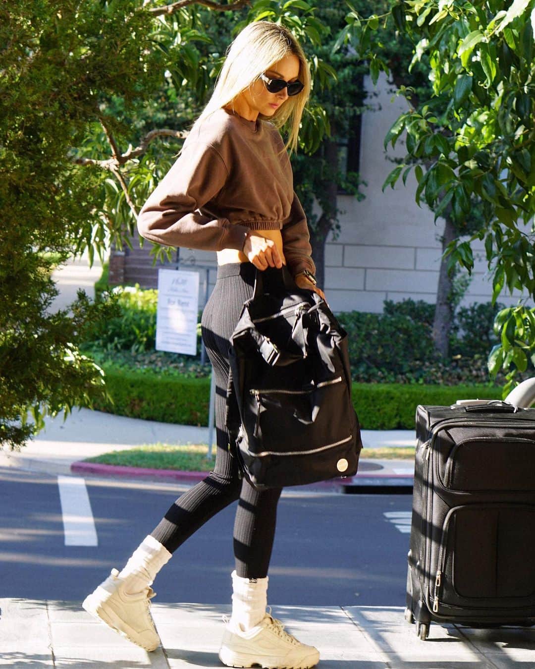 Ludi Delfinoのインスタグラム：「Off to work in Chicago for the week @shortylovebags」