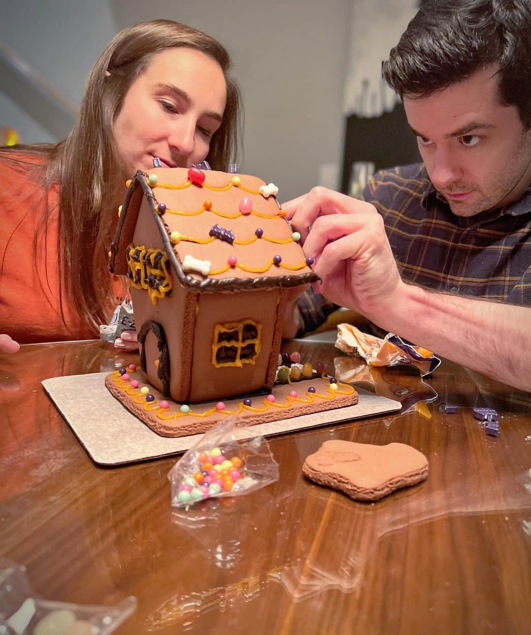 ブレンダン・ロビンソンさんのインスタグラム写真 - (ブレンダン・ロビンソンInstagram)「A little bit of #Halloween + a little bit of #Christmas = One Spooktacular Gingerbread House!!  . . #halloweendecor #fun #couple #halloweencouple #gingerbreadhouse #spookyseason #happyhalloween」10月24日 2時29分 - brendanrobinson