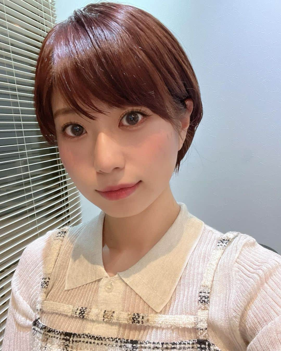 天野麻菜のインスタグラム：「髪切りました✂️  おまかせで、とお願いしたら初めての私に出会いました。素敵。  色も長さも前髪も最高すぎてニヤニヤが止まらない。  🍎  #天野を置いておきます #美容院 #サロン #カット #カラー #ショートヘア #ショートカット女子 #前髪重め #モデル #グラビア #天野麻菜 #髪切った #異論は認めません」