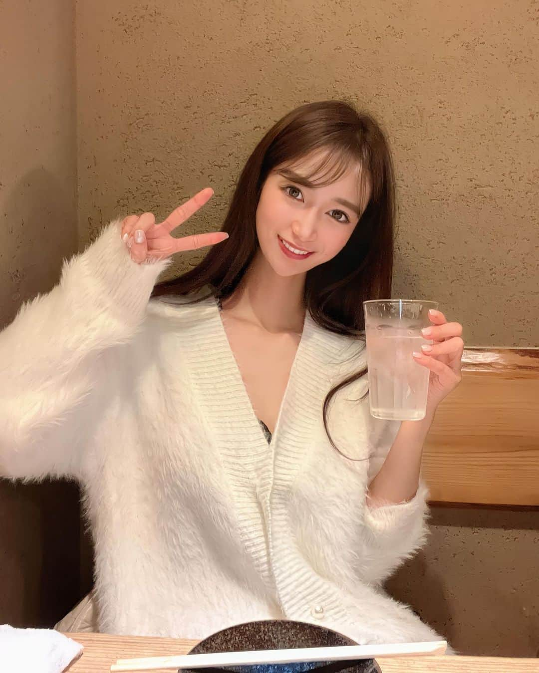 児玉菜々子さんのインスタグラム写真 - (児玉菜々子Instagram)「皆おやすみ満喫できたかな？🥺  出張から帰ってきて 萌子と焼き鳥🥰❤️  おやすみなさい🌙😚  飲んでるお酒当てれる人いるかな？ 当てれたら天才😘笑  #日常 #お休み #日曜日 #焼き鳥 #妹 #姉妹 #姉妹デート #フワフワ #フワフワコーデ #私服  #ゆるコーデ #カジュアル #休日 #instagood  #instagram  #instadaily  #instafashion  #followme」10月24日 3時16分 - nanaco.conana