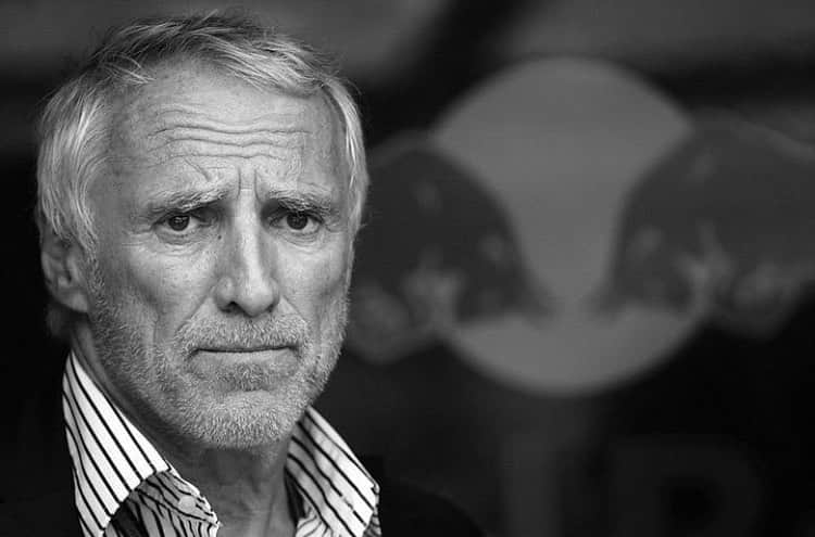 アンジェラ・アイターのインスタグラム：「The tragic news of the death of Red Bull founder Dietrich Mateschitz leaves me speechless and sad. 😔  I am grateful to him for all his support. A man who created great things and let many people share in his success. This Inspiration will live on forever. RIP 🙏🏼  • @wibmerfabio  #verleihtflügel」