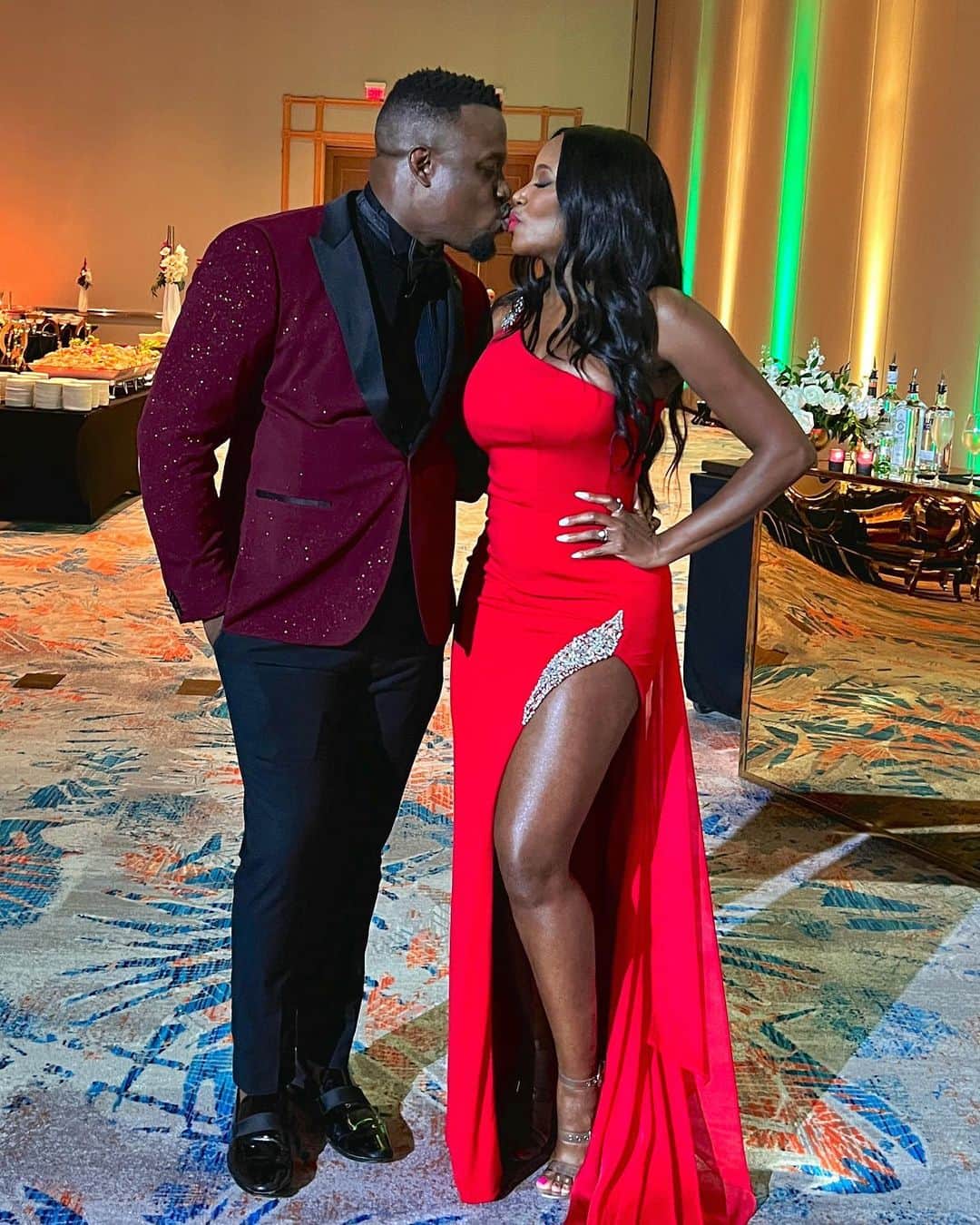 Kissさんのインスタグラム写真 - (KissInstagram)「Happy Sunday y’all, I hope everyone is doing great!! 👋🏾✨ Hubby and I flew to out to spin a fun gala on Friday and we had a ball! Thank you for having us @pathtoprosperityconference! ✨💃🏾🕺🏾」10月24日 4時43分 - kissthedeejay
