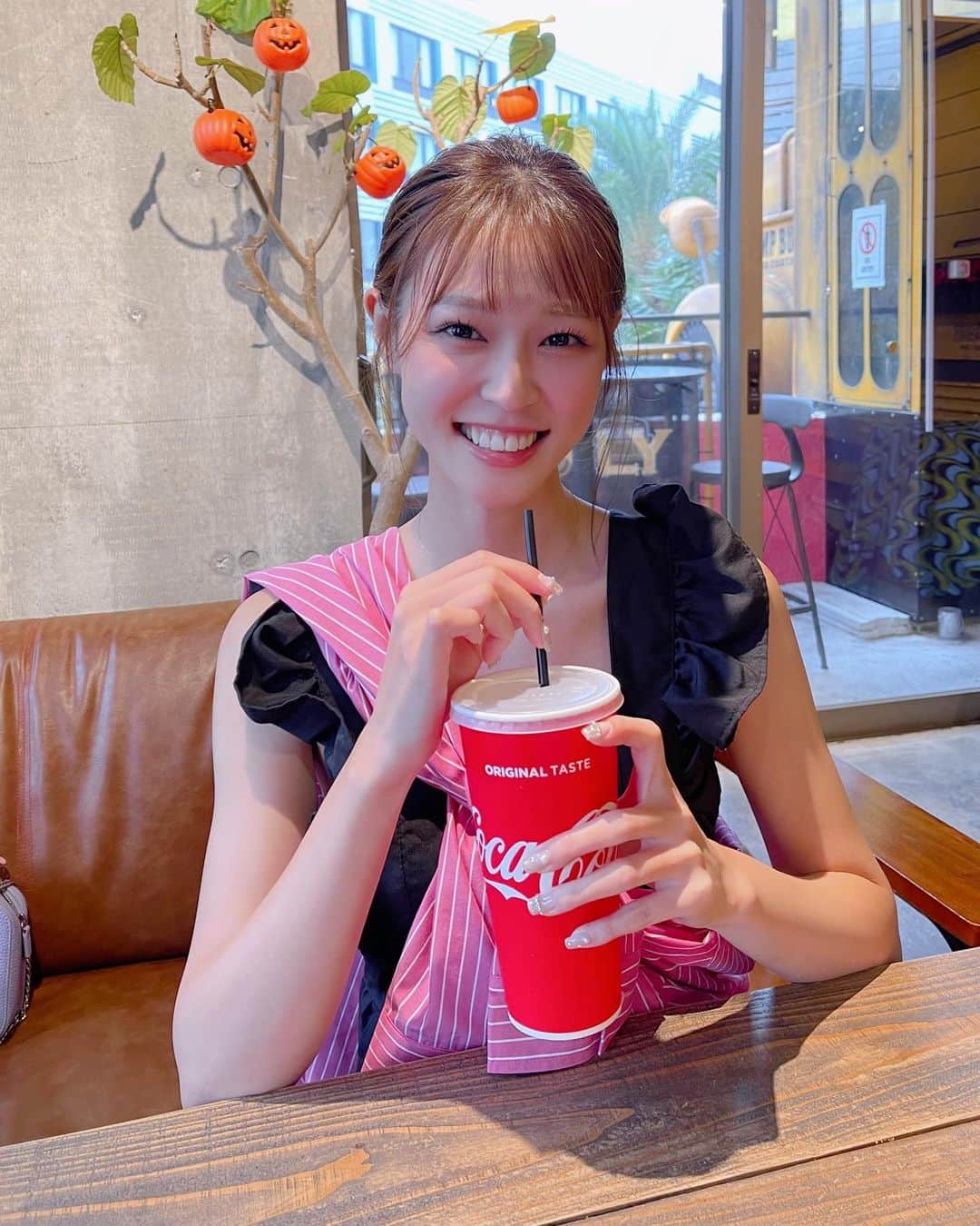 橘香恋のインスタグラム：「おはようございます🥰 ⁡ 前回の投稿に いいねとコメントありがとうございます✨ ⁡ ⁡今週も一緒に頑張りましょうっ✊🏻❤️ ⁡ ⁡ ⁡ ⁡ #橘香恋 #沖縄旅行 #寒い #アメリカンビレッジ」