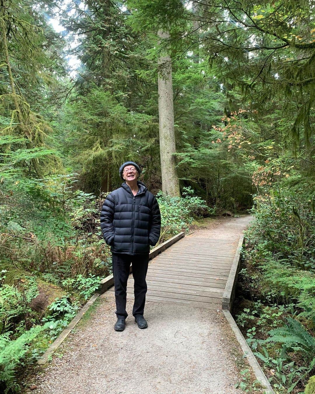 ジェフ・ペリーのインスタグラム：「Happy Sunday 💫🍃Exploring the beautiful BC Endowment Lands trails!」