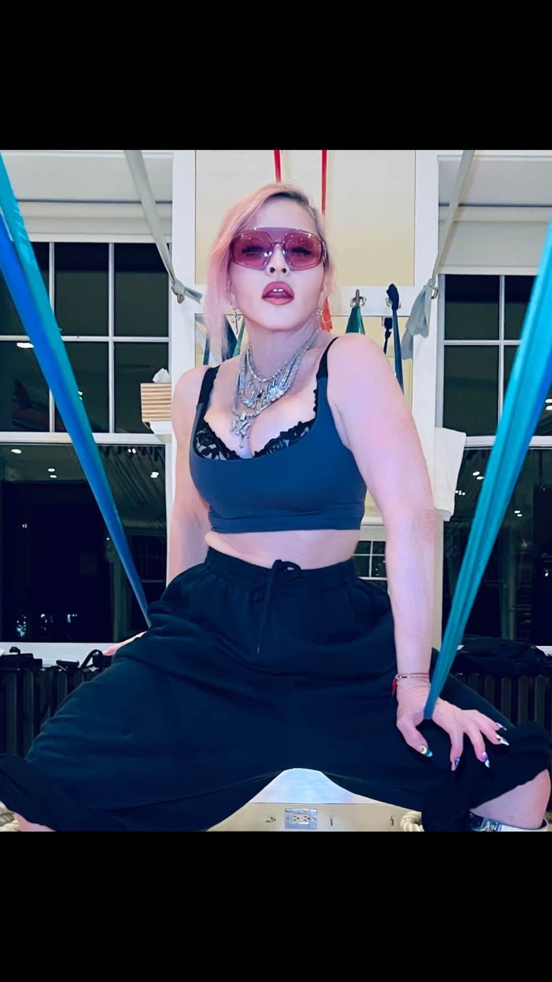 マドンナのインスタグラム：「I need a New Trainer!!    Needs to be Extremely  Experienced and knowledgeable about Fitness Training and Dance Cardio at the highest level!!    Certification required as well as an Understanding of Nutrition  and House Music! .   If you are qualified email here—-send Resume as well.  Willing to relocate to NYC!  Mtrainernyc@gmail.com 💪🏻🏋️💃🎶」