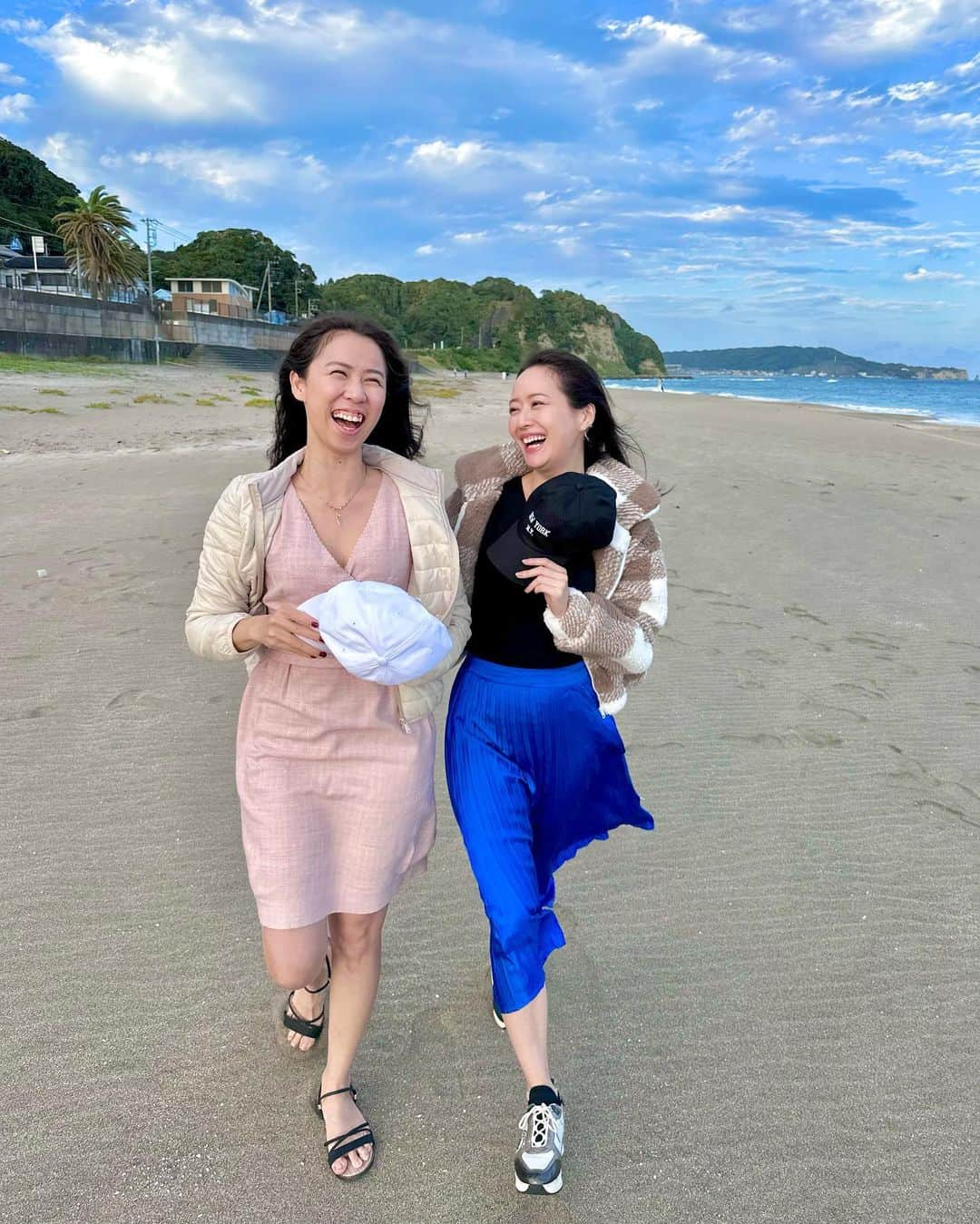 吉山りささんのインスタグラム写真 - (吉山りさInstagram)「🏖 海撮影📸  ①～④ 📍キャップは白＆黒の2つセットでこのコスパ🧢🧢 📍薄手のダウンジャケットはめちゃくちゃ使えるしコンパクトにたためる💓 カーキセレクトだけど色味は白に近いベージュ🫶🏻 📍フリースジャケットはふわもこでざっくり着られる✨Mサイズをチョイス☝🏻  ⑤～⑨ 📍セーターはチクチクしない⭕️ スカートにもパンツにも合わせられる丈は優秀✨ 📍白のテディコートは厚めでふわふわ🫧洗濯してもちゃんと柔らかい🫶🏻  🌈SHEINクーポン🫧 🎫🎫🎫 ↓ ✅クーポンコード⇒『risayoshiyama』（⚠️12/31まで⭕️）  ✅1～5,999円までは15%OFF  ✅  6000円以上は20%OFF  @shein_japan @sheinofficial  #shein #shein購入品 #sheinstyle #SHEINforall #SHEIN   #吉山りさ #ファッション #モデル #フリーモデル #フリーランスモデル  #fashion  #インスタファッション  #ファッションコーデ  #きれいめコーデ  #きれいめカジュアル  #photo  #photography #秋冬コーデ  #コーディネート  #ダウンジャケット  #フリース  #キャップ女子  #cap  #海  #photography   今日は170cmのモデルさんと一緒に撮影してもらいました✨  シャロン、カメラマンさん ありがとうございました🌈☺️🫧」10月24日 7時03分 - oreorerisa