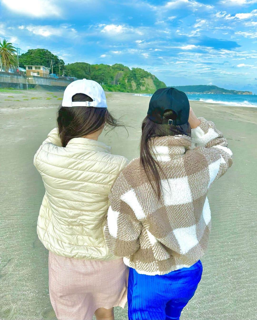 吉山りささんのインスタグラム写真 - (吉山りさInstagram)「🏖 海撮影📸  ①～④ 📍キャップは白＆黒の2つセットでこのコスパ🧢🧢 📍薄手のダウンジャケットはめちゃくちゃ使えるしコンパクトにたためる💓 カーキセレクトだけど色味は白に近いベージュ🫶🏻 📍フリースジャケットはふわもこでざっくり着られる✨Mサイズをチョイス☝🏻  ⑤～⑨ 📍セーターはチクチクしない⭕️ スカートにもパンツにも合わせられる丈は優秀✨ 📍白のテディコートは厚めでふわふわ🫧洗濯してもちゃんと柔らかい🫶🏻  🌈SHEINクーポン🫧 🎫🎫🎫 ↓ ✅クーポンコード⇒『risayoshiyama』（⚠️12/31まで⭕️）  ✅1～5,999円までは15%OFF  ✅  6000円以上は20%OFF  @shein_japan @sheinofficial  #shein #shein購入品 #sheinstyle #SHEINforall #SHEIN   #吉山りさ #ファッション #モデル #フリーモデル #フリーランスモデル  #fashion  #インスタファッション  #ファッションコーデ  #きれいめコーデ  #きれいめカジュアル  #photo  #photography #秋冬コーデ  #コーディネート  #ダウンジャケット  #フリース  #キャップ女子  #cap  #海  #photography   今日は170cmのモデルさんと一緒に撮影してもらいました✨  シャロン、カメラマンさん ありがとうございました🌈☺️🫧」10月24日 7時03分 - oreorerisa