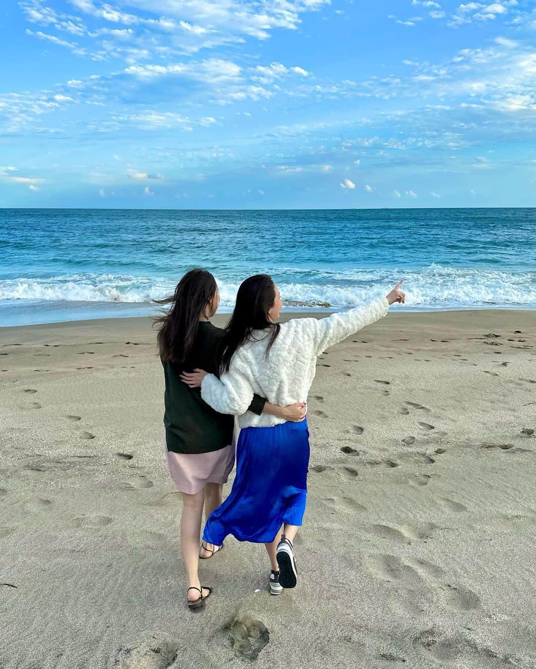 吉山りささんのインスタグラム写真 - (吉山りさInstagram)「🏖 海撮影📸  ①～④ 📍キャップは白＆黒の2つセットでこのコスパ🧢🧢 📍薄手のダウンジャケットはめちゃくちゃ使えるしコンパクトにたためる💓 カーキセレクトだけど色味は白に近いベージュ🫶🏻 📍フリースジャケットはふわもこでざっくり着られる✨Mサイズをチョイス☝🏻  ⑤～⑨ 📍セーターはチクチクしない⭕️ スカートにもパンツにも合わせられる丈は優秀✨ 📍白のテディコートは厚めでふわふわ🫧洗濯してもちゃんと柔らかい🫶🏻  🌈SHEINクーポン🫧 🎫🎫🎫 ↓ ✅クーポンコード⇒『risayoshiyama』（⚠️12/31まで⭕️）  ✅1～5,999円までは15%OFF  ✅  6000円以上は20%OFF  @shein_japan @sheinofficial  #shein #shein購入品 #sheinstyle #SHEINforall #SHEIN   #吉山りさ #ファッション #モデル #フリーモデル #フリーランスモデル  #fashion  #インスタファッション  #ファッションコーデ  #きれいめコーデ  #きれいめカジュアル  #photo  #photography #秋冬コーデ  #コーディネート  #ダウンジャケット  #フリース  #キャップ女子  #cap  #海  #photography   今日は170cmのモデルさんと一緒に撮影してもらいました✨  シャロン、カメラマンさん ありがとうございました🌈☺️🫧」10月24日 7時03分 - oreorerisa