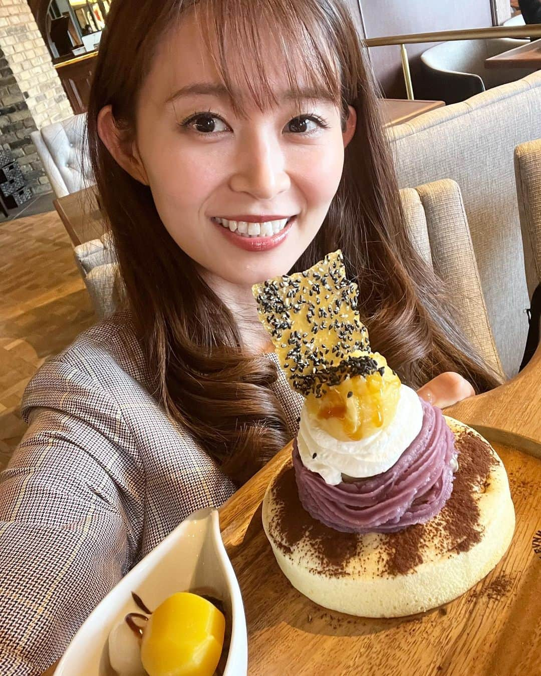 大家彩香さんのインスタグラム写真 - (大家彩香Instagram)「秋のお出かけです💕  大自然に、スイーツ😋❤️  #札幌テレビ #stv #どさんこワイド朝 #大家彩香 #女子アナ #秋コーデ #女子アナコーデ #ワンピース #ファッションの秋 #食欲の秋 #スイーツ #パンケーキ #行楽の秋 #大自然」10月24日 7時19分 - ayaka_oie_official