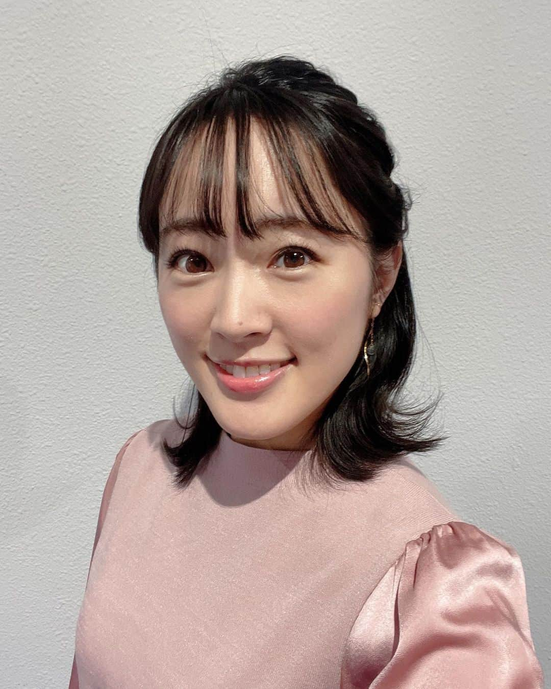 大谷萌恵のインスタグラム：「お久しぶりです  いつも素敵にセットしてくださるヘアメイクさん。 私の髪はクセがあったりコシが強すぎたりと、 なかなか言うことを聞いてくれない困ったさんですが、 そんなことを感じさせない手の込んだアレンジをしていただいています。 しかも、本番前でバタバタしてる中でもサクッと仕上げてくださるので、本当にありがとうございます♡  完成したものを見る瞬間が、本番前のちょっとした楽しみです。 ・ ・ ・ そして、この日の衣装のトップスも可愛かったな🌷  近況報告でした。  今週も頑張ります！  #TeNY #テレビ新潟 #キャスター #アナウンサー #大谷萌恵 #ヘアアレンジ」